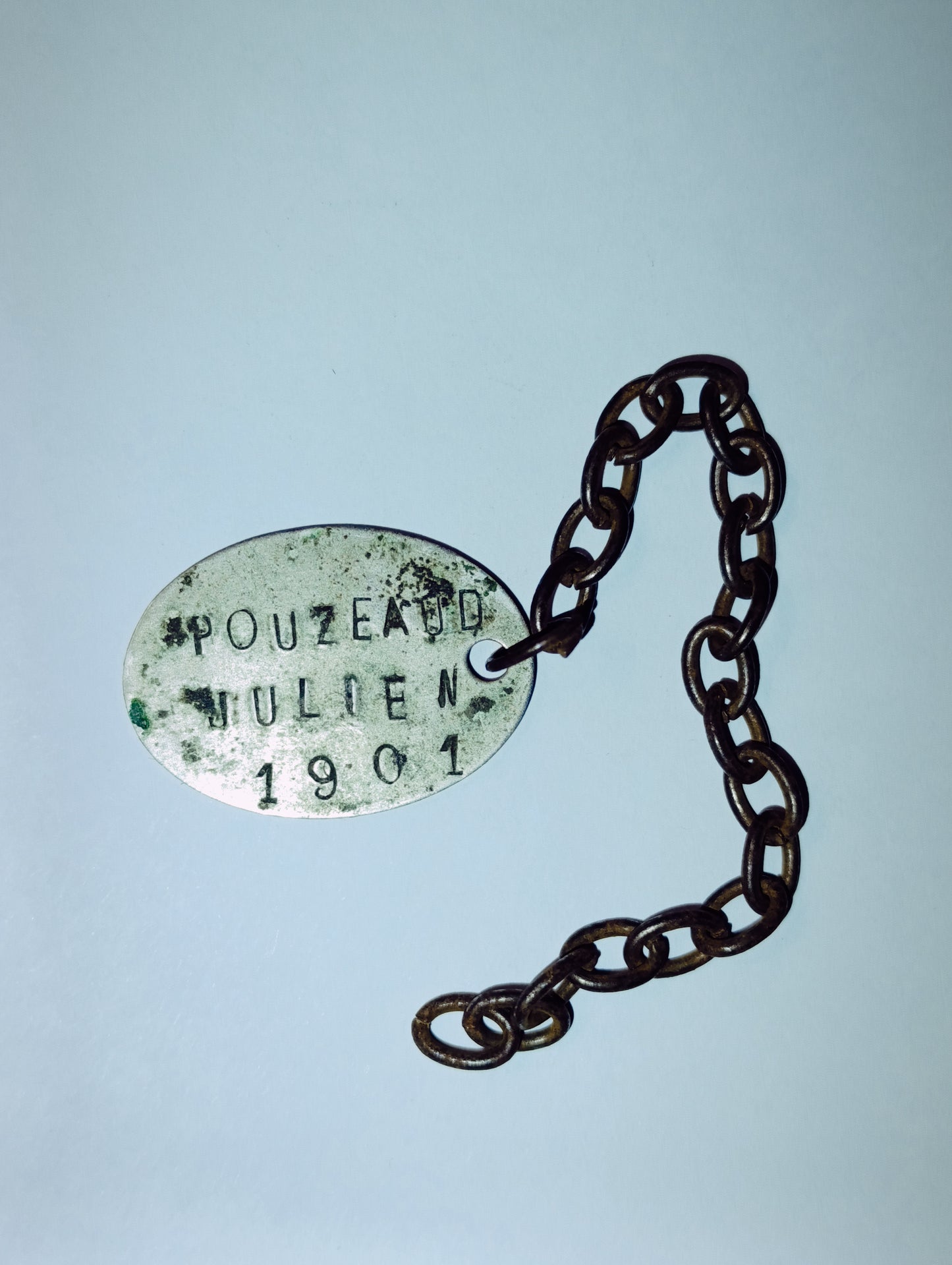 Plaque d’identification ancienne avec chaîne – Pouzeaud Julien / Orléans
