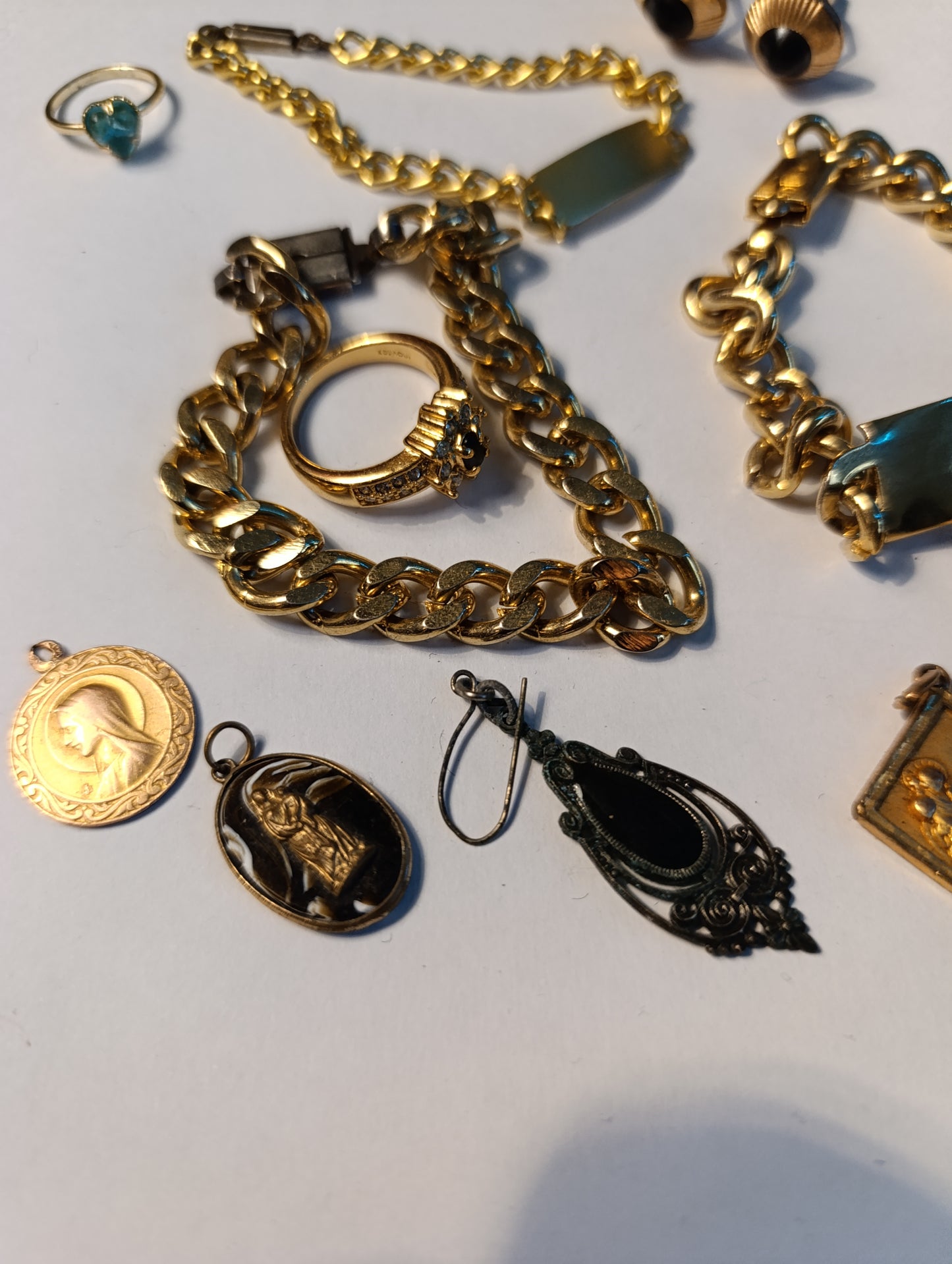 Lot de bijoux fantaisie vintage dorés médailles bracelets bagues pendentifs