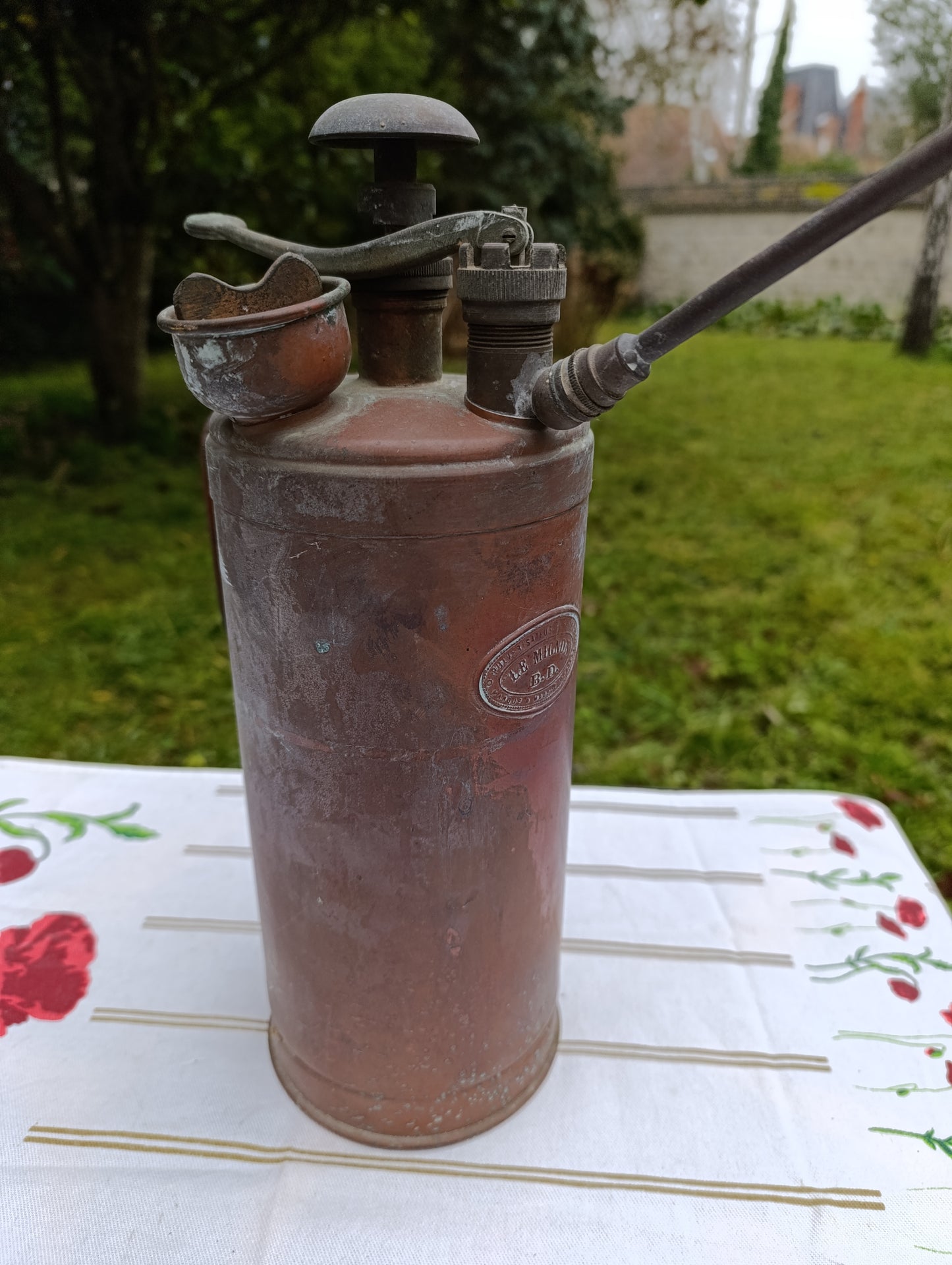 Pulvérisateur ancien en métal cuivre patiné – jardin vintage