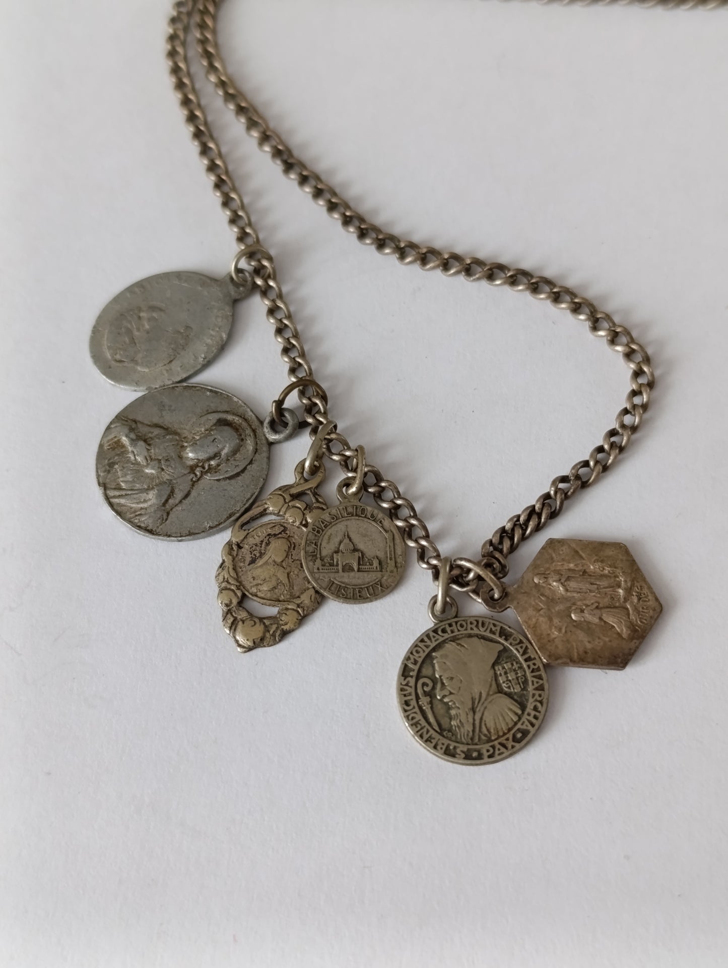 Collier ancien chaîne métal argenté avec médailles religieuses pendentifs vintage 70 cm