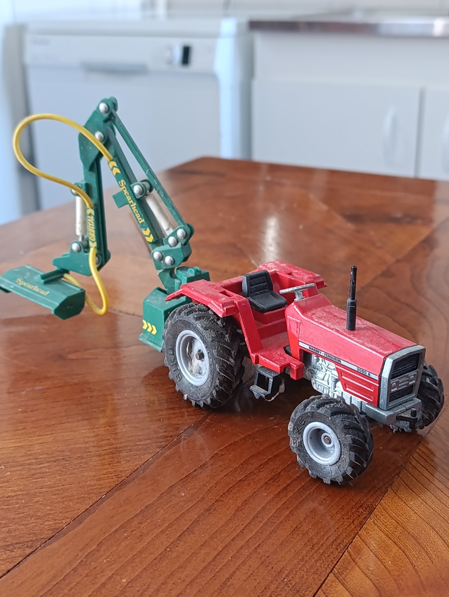 Massey Ferguson 3050A avec bras de débardage Spearhead