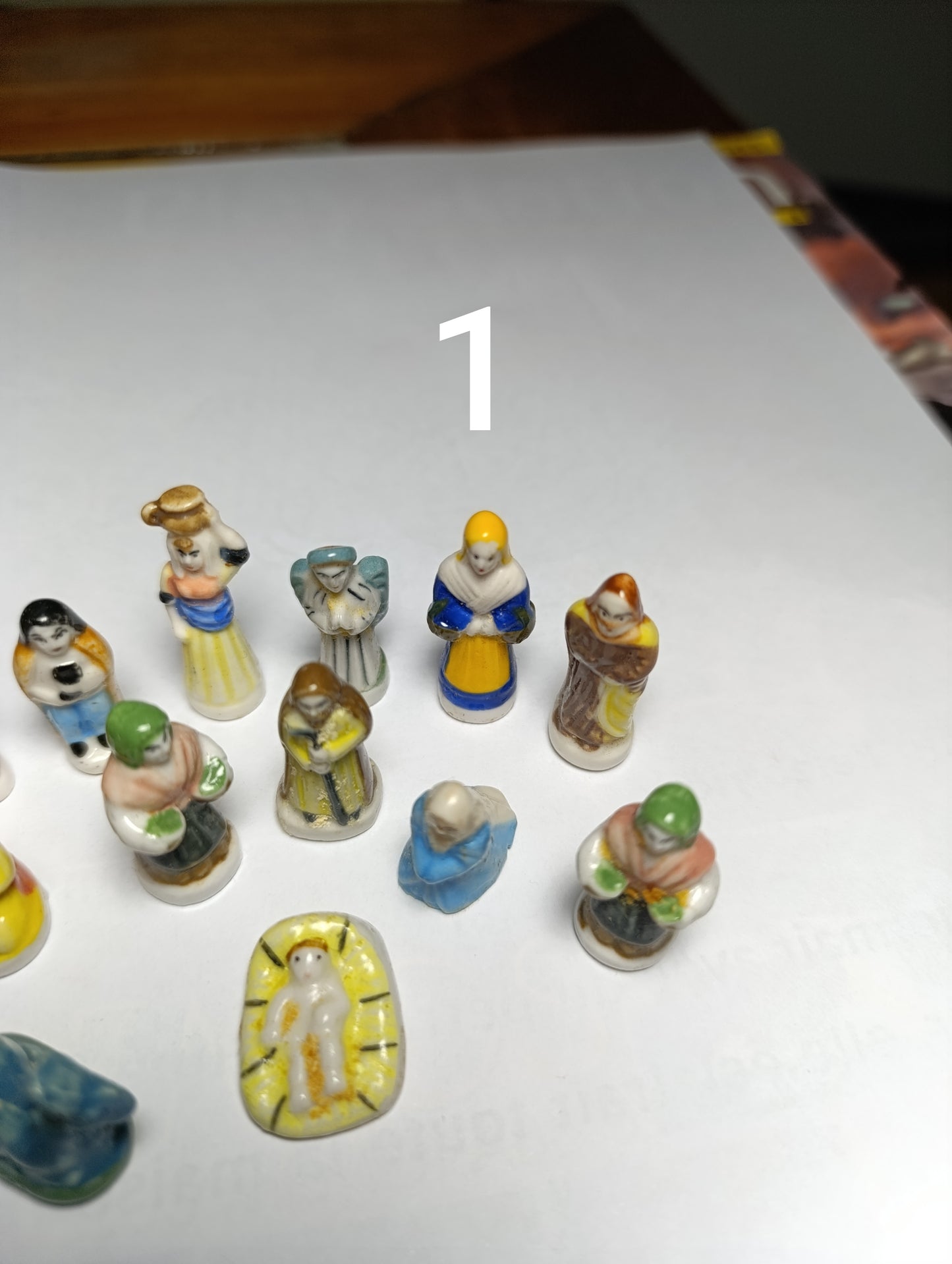 Lot de fèves anciennes crèche Nativité en porcelaine