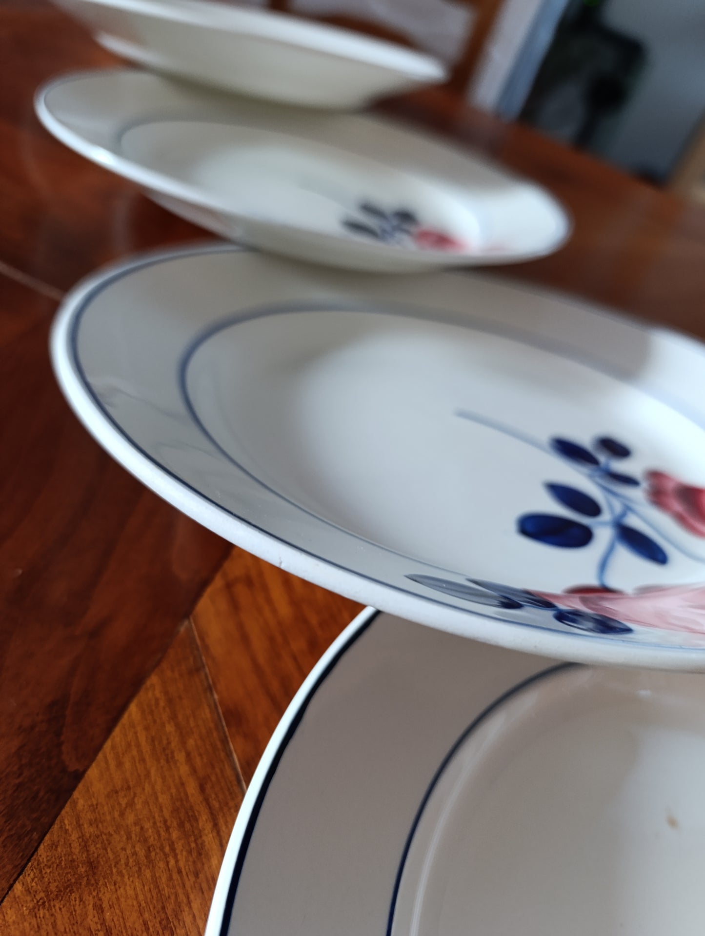 Lot de 4 assiettes creuses HBCM décor floral rouge et bleu