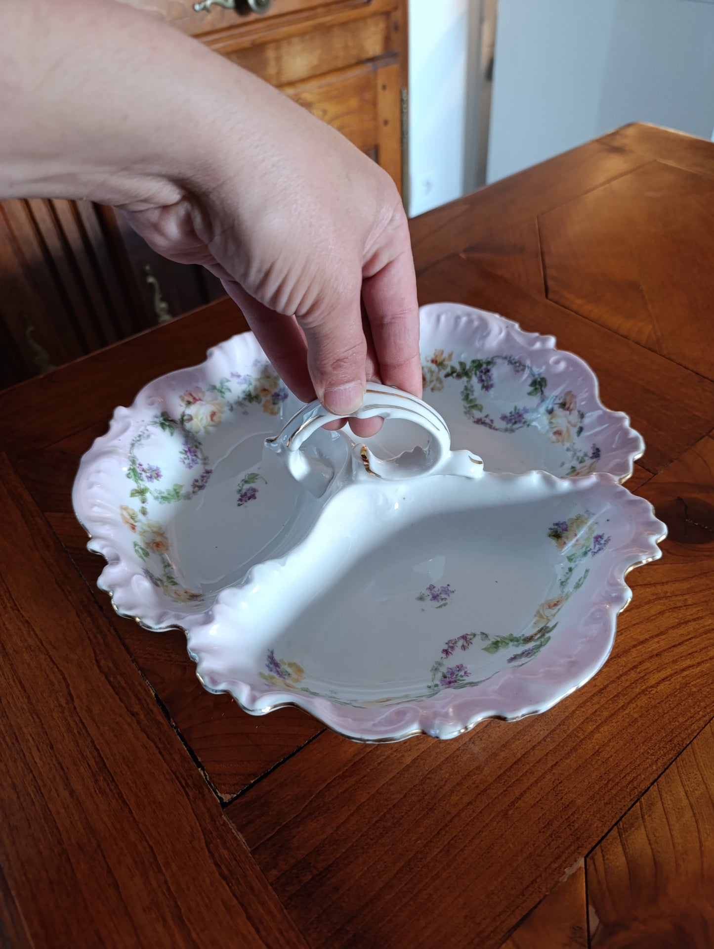 Plat ancien porcelaine compartimenté Art Nouveau décor floral romantique rose pastel