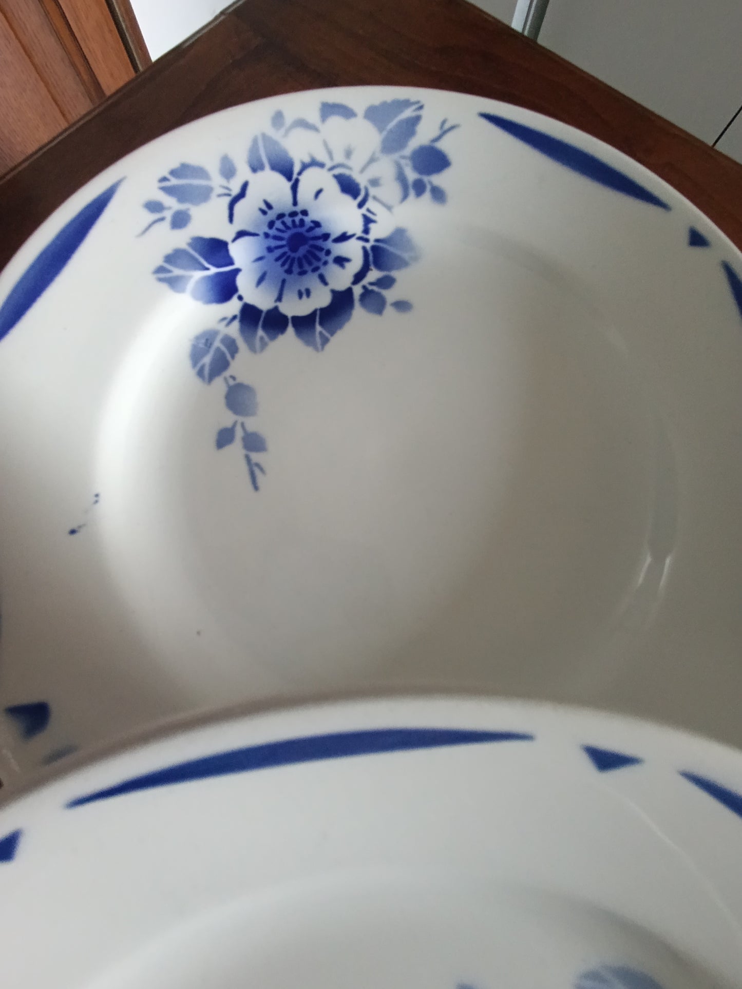 Lot de 4 assiettes creuses anciennes en faïence blanche décor floral bleu.