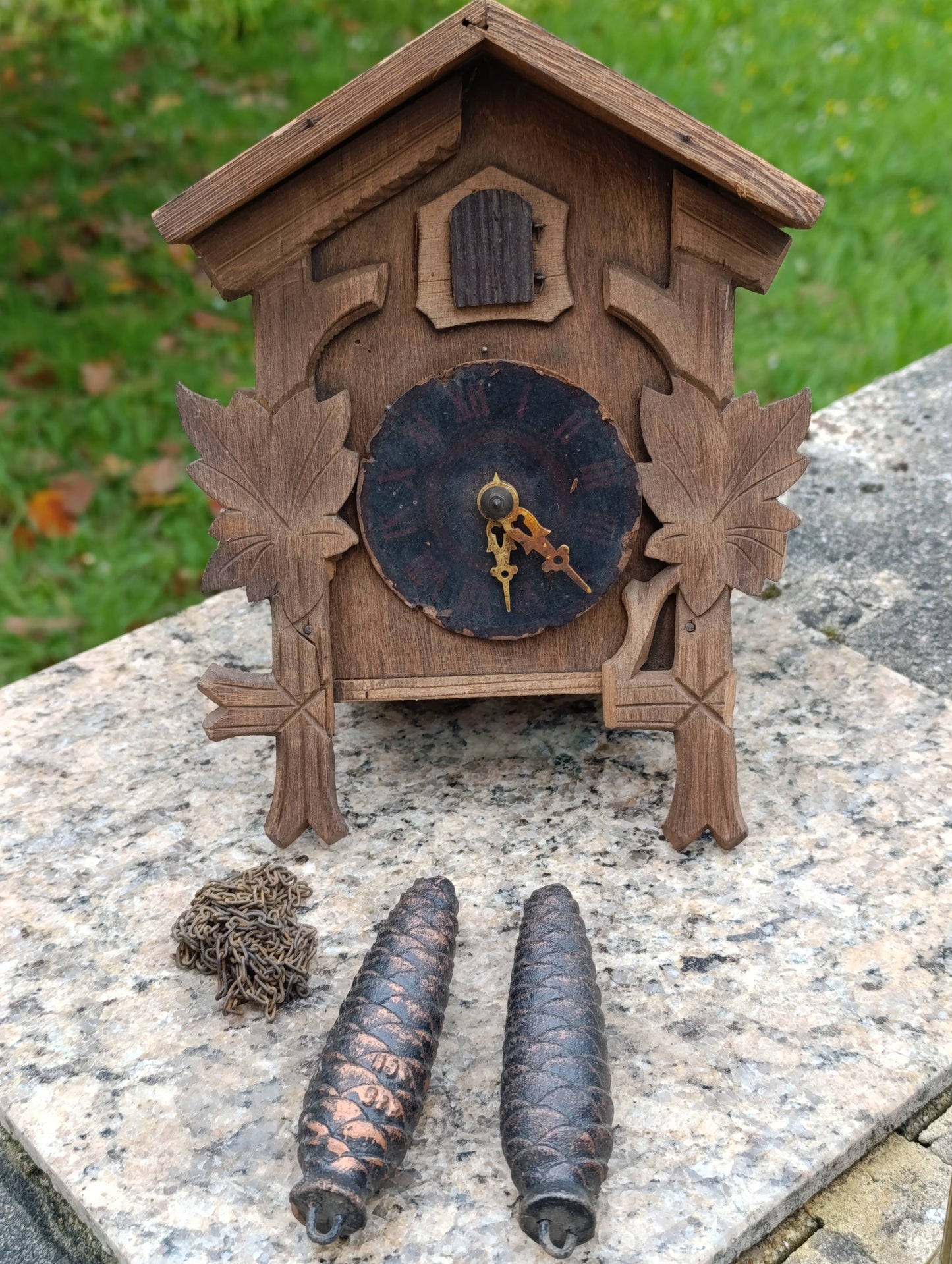 Pendule coucou ancienne en bois sculpté avec mécanisme, deux poids et oiseau – À restaurer