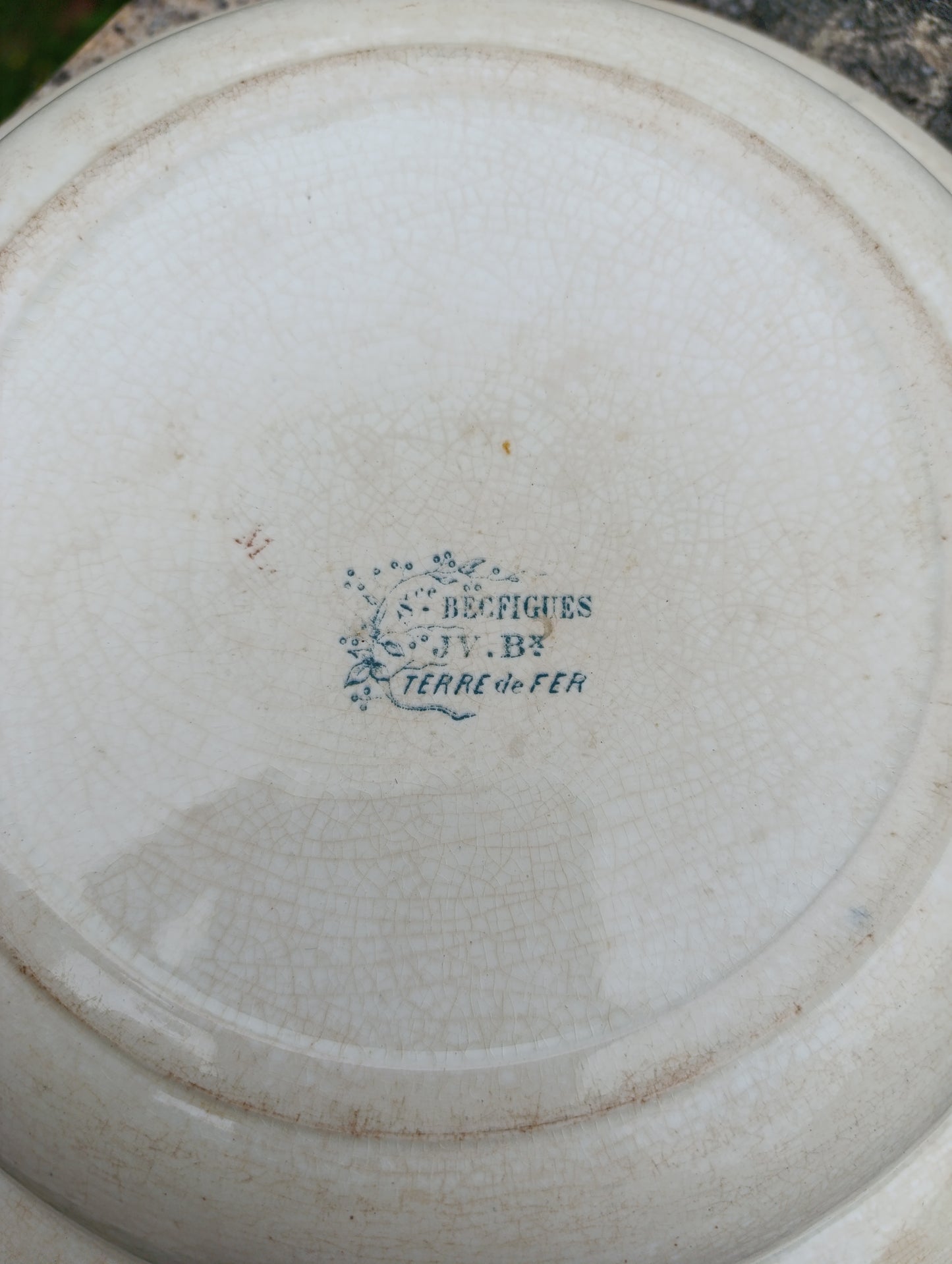 Plat creux ancien Jules Vieillard Bordeaux Terre de Fer bleu – grand plat floral vintage français