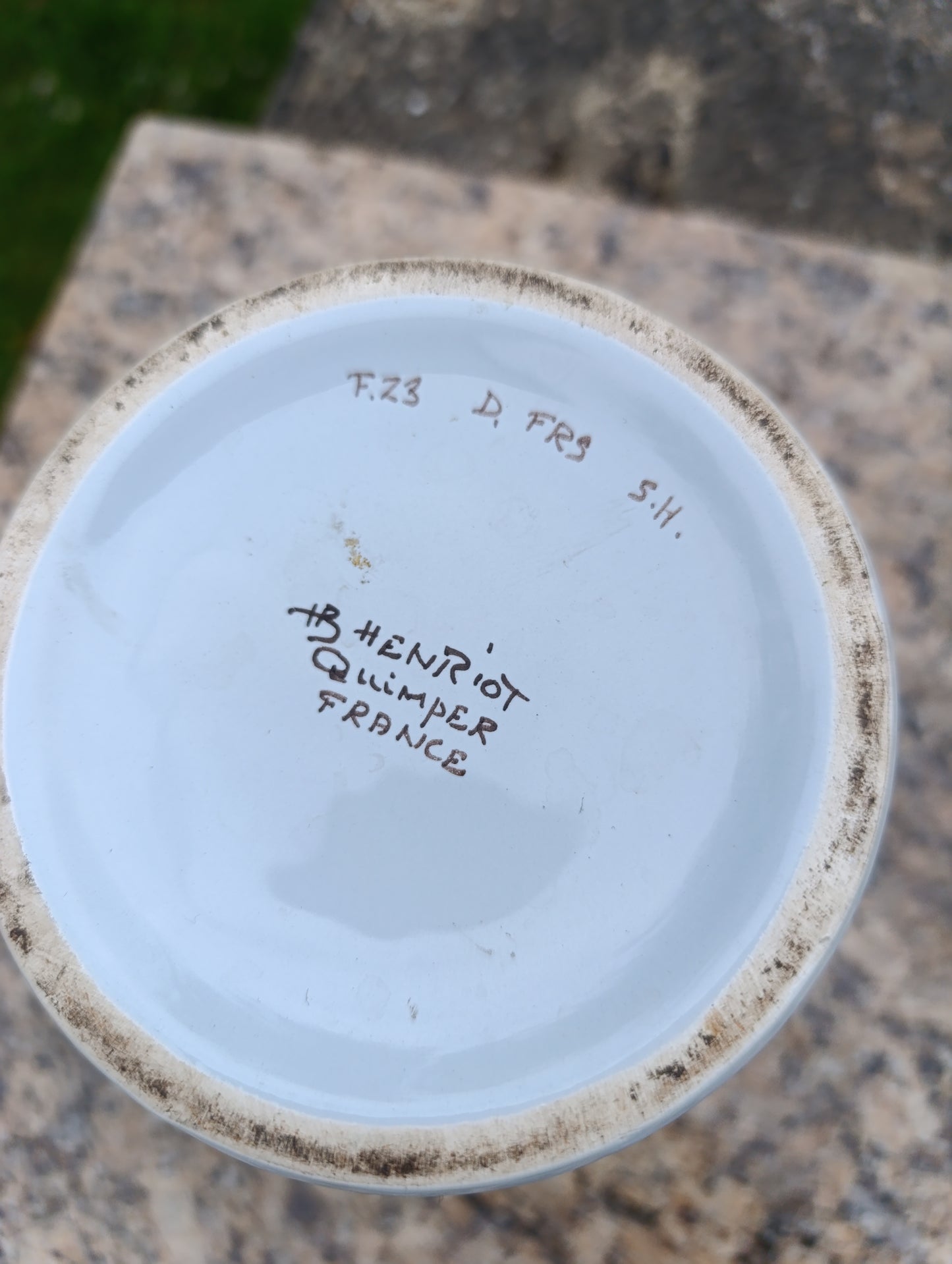 Petit pichet ancien Henriot Quimper – céramique bretonne peinte à la main décor floral
