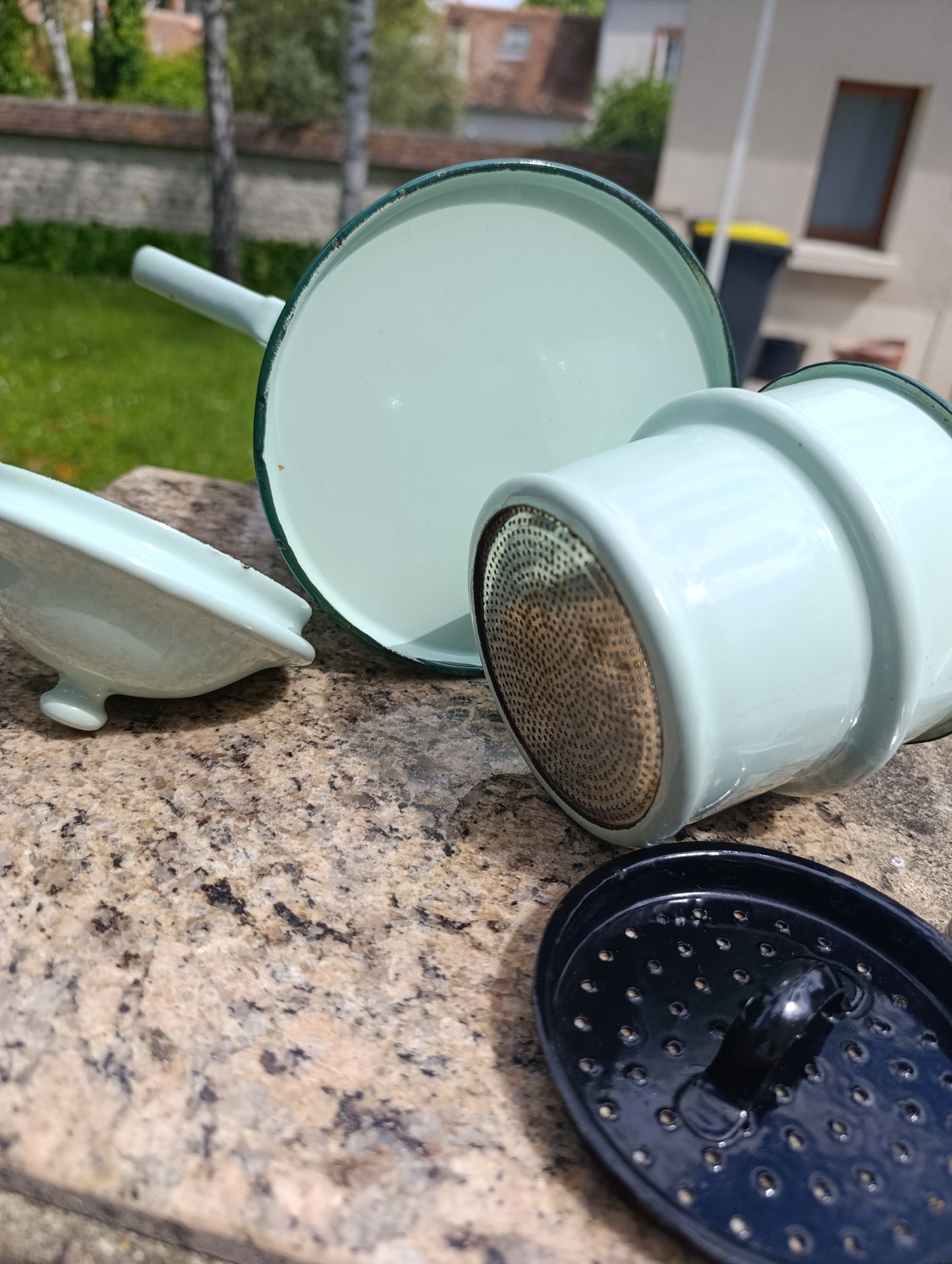 Cafetière ancienne émaillée vert pâle et liseret vert grand modèle vintage