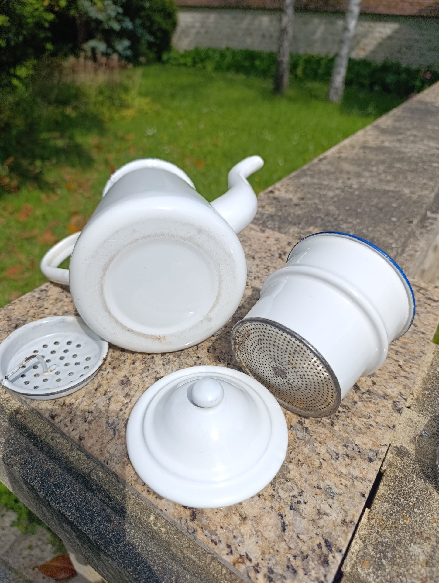 Grande cafetière filtre ancienne blanche émaillée à liserés bleus – cafetière vintage rétro cuisine française