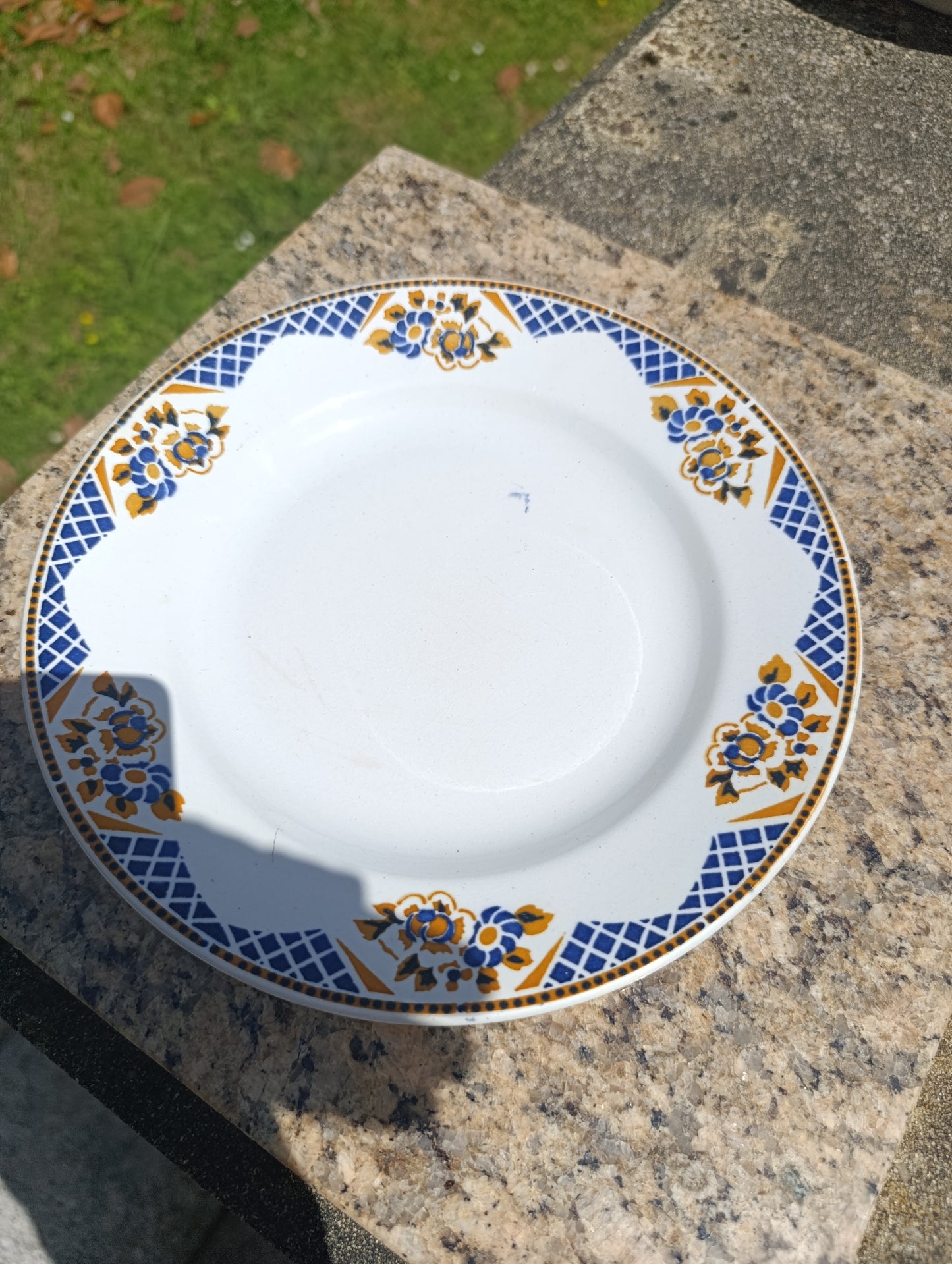 Lot de 7 assiettes plates anciennes Terre de Fer St Amand & Hamage – décor floral bleu et ocre