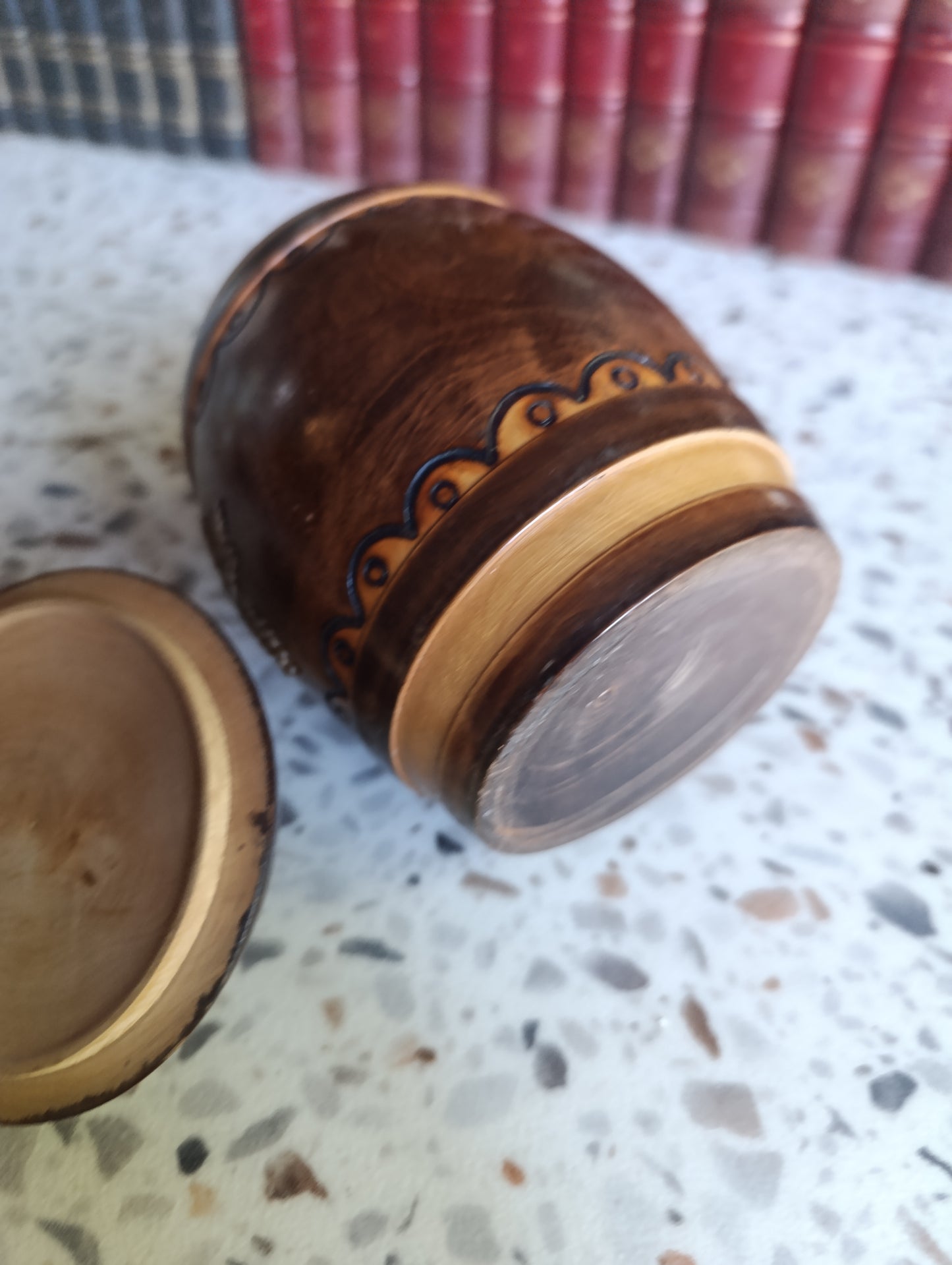 Pot couvert ancien en bois sculpté décor grappes de raisin