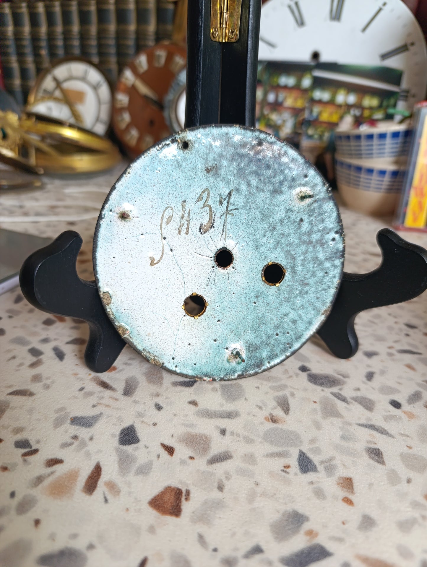 Cadran émaillé ancien de pendule diamètre 10,5 cm référence SH37