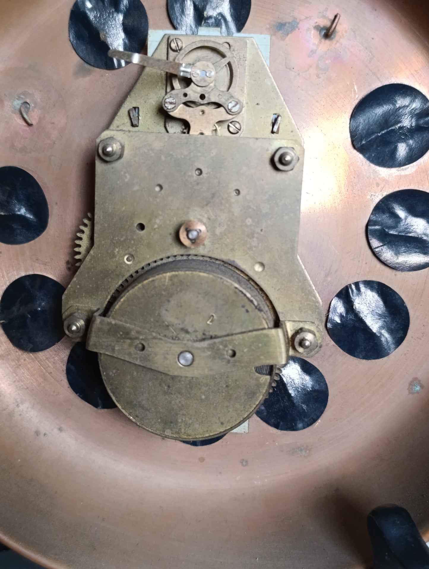 Poêle horloge murale ancienne en cuivre avec mécanisme mécanique