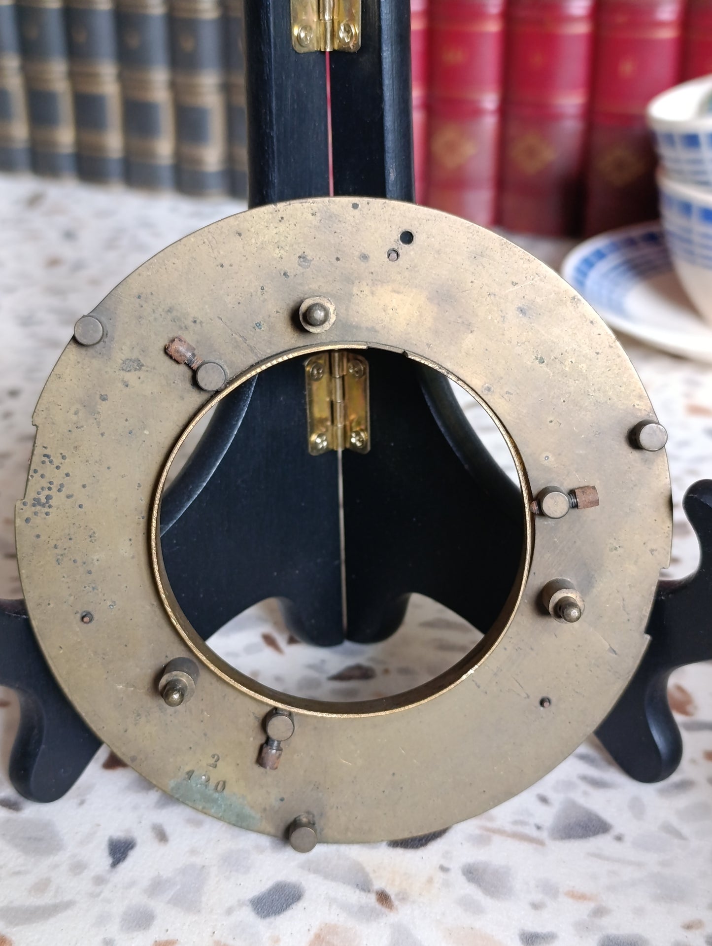 Cadran annulaire émaillé ancien de pendule de cheminée chiffres romains