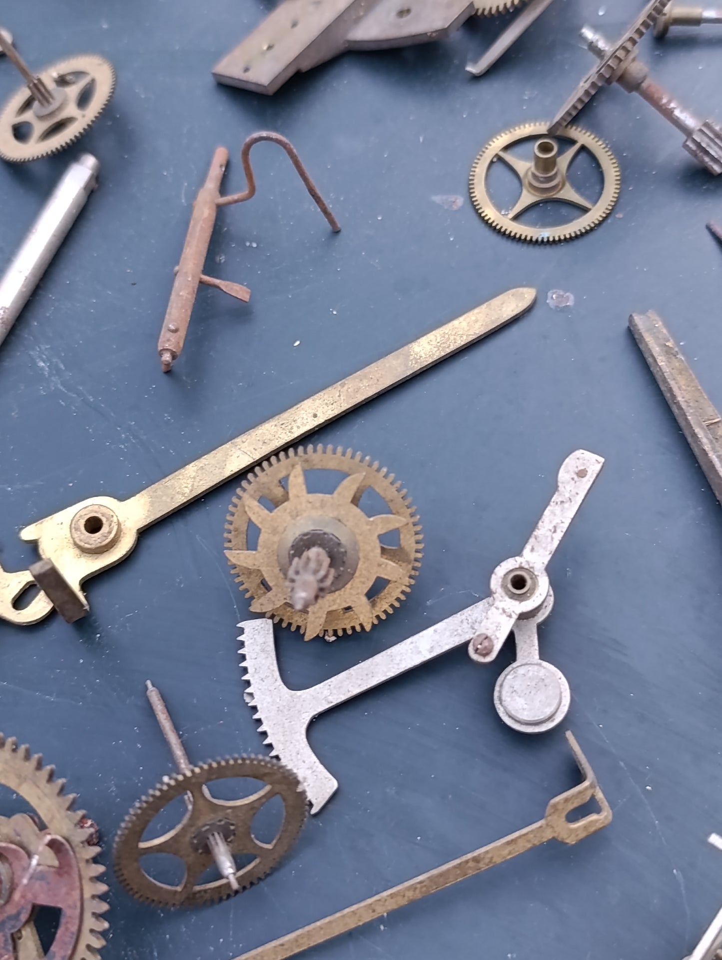 Lot de pièces d'horlogerie ancienne – rouages, échappements et composants de mouvements