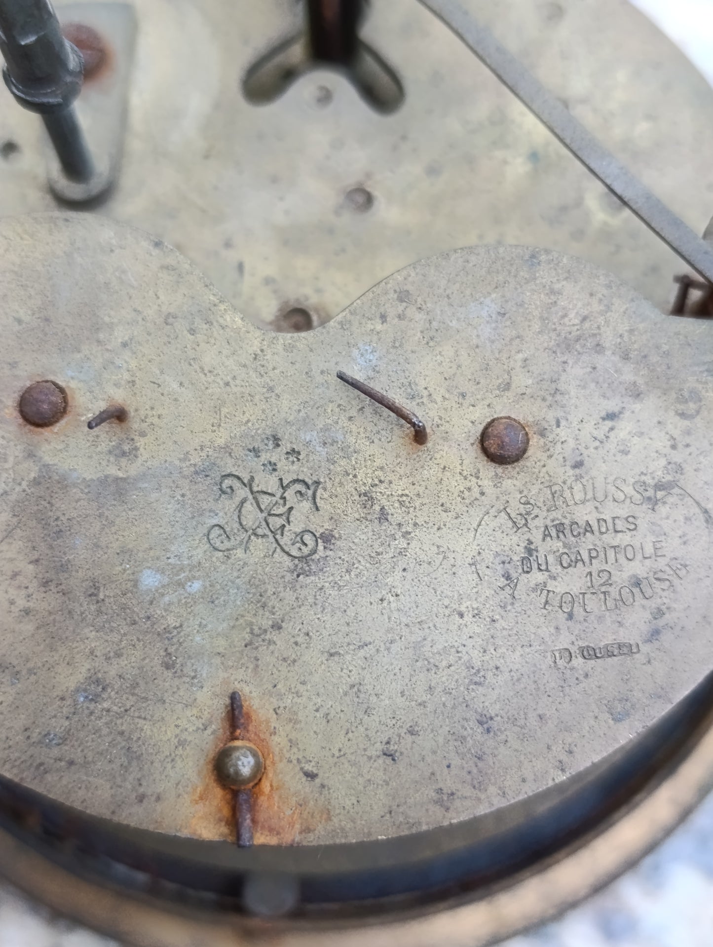 Mouvement d’horloge ancien avec cadran émaillé 13 cm – Pour restauration