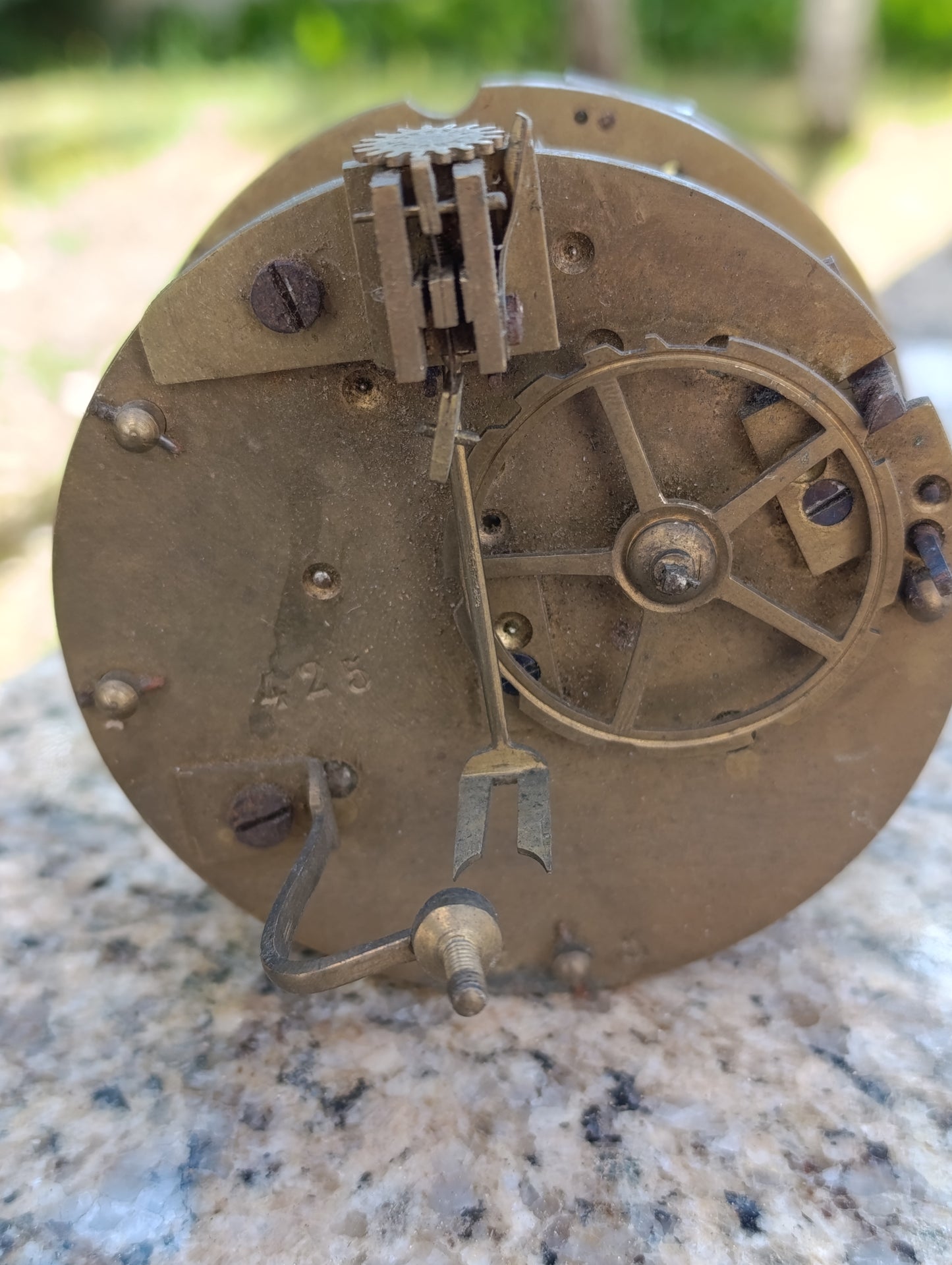 Mouvement d'horloge ancienne rond à restaurer ou pour pièces