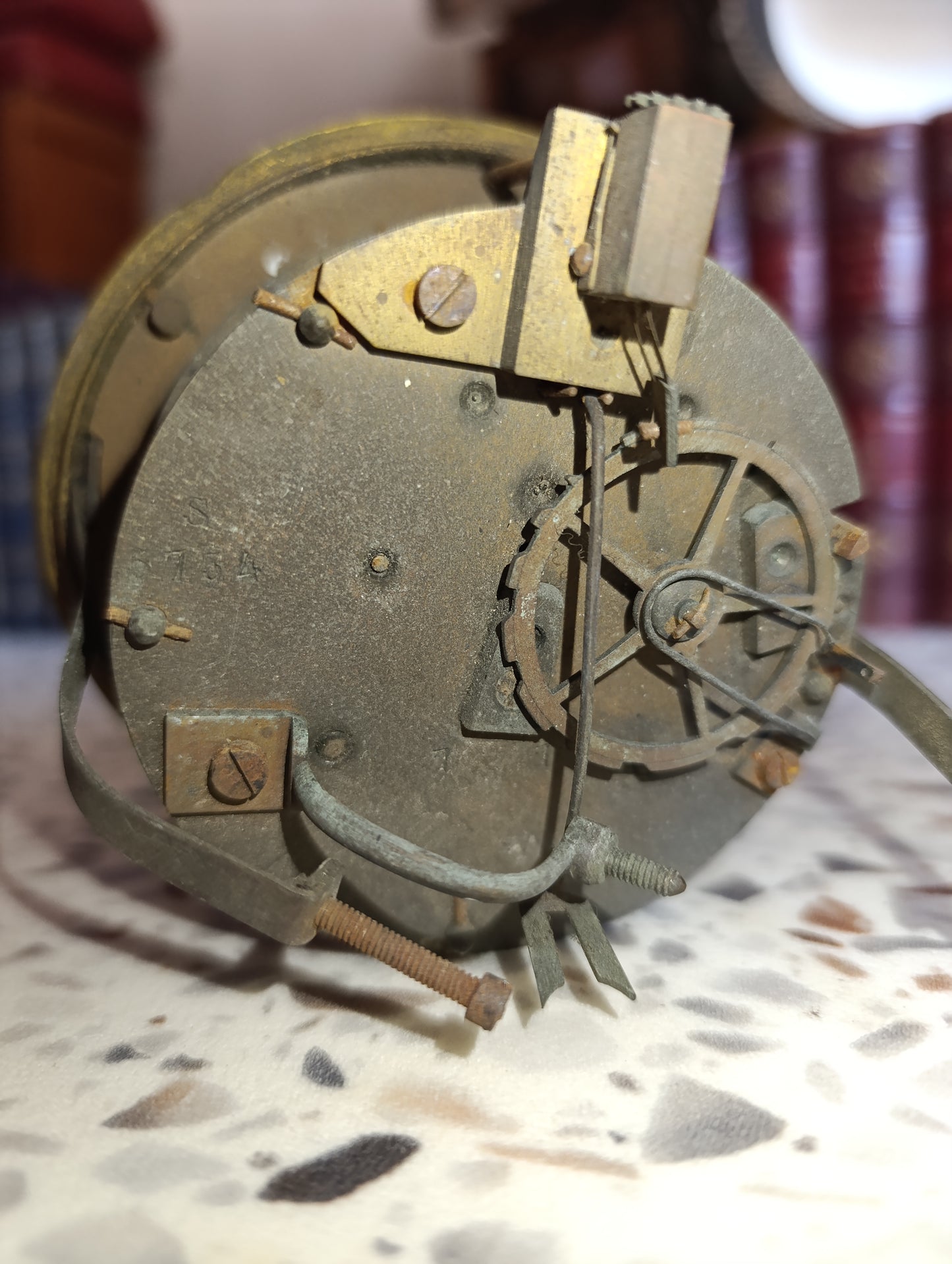 Mouvement de pendule ancien avec cadran émaillé à chiffres romains bleus et lunette en laiton – Ø 11,6 cm