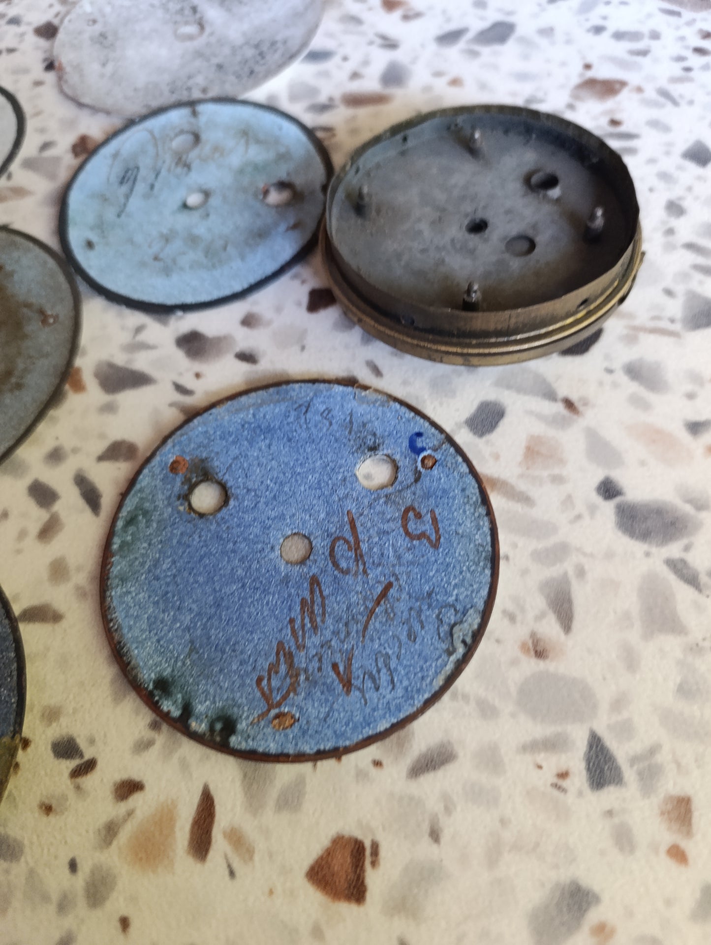 Lot de 9 cadrans anciens de pendule et d’horloge à restaurer – Émail et laiton – Ø 9 à 10,5 cm