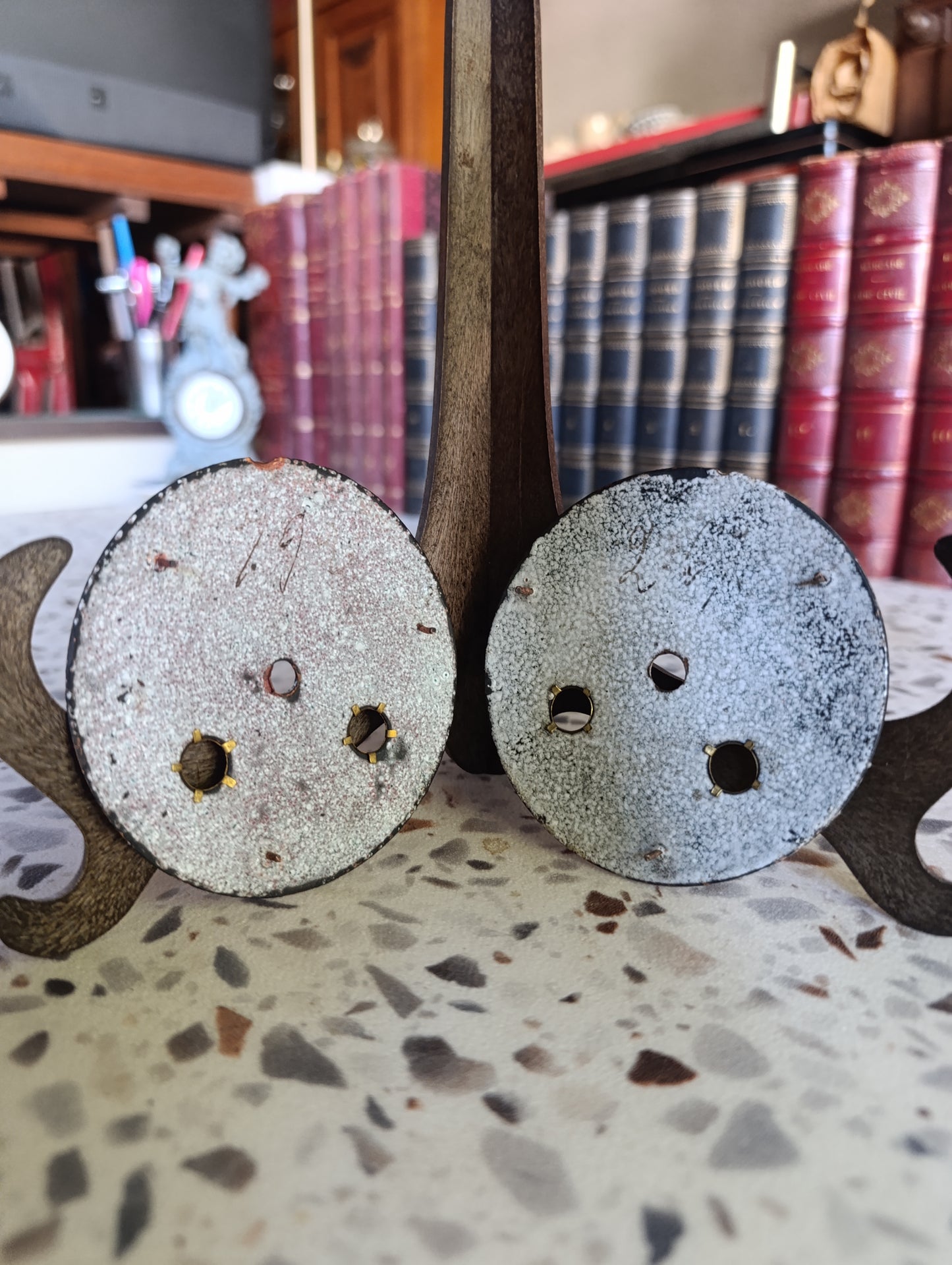 Lot de 2 cadrans anciens en émail pour pendule – Courtin Paris – Décor floral – Ø 9,6 cm