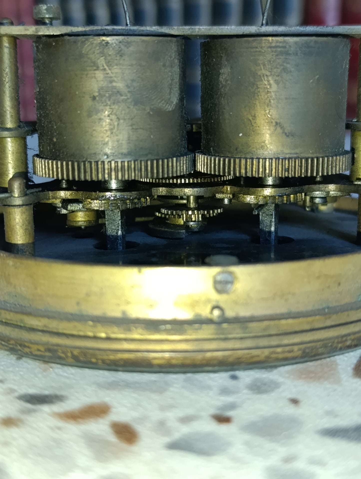 Mouvement d’horloge de Paris ancien avec cadran émaillé et lunette en laiton