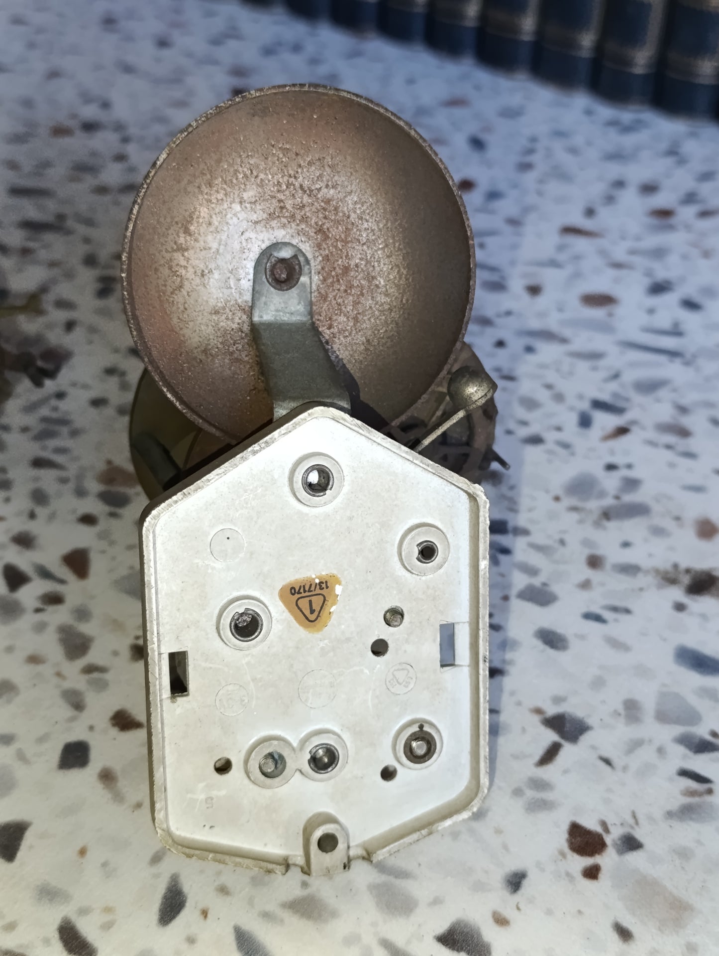 Lot de 4 mouvements d'horloge anciens et mécanisme électromagnétique pour pièces ou restauration