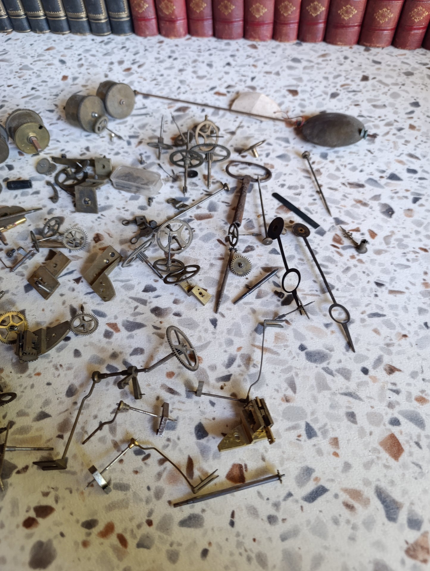 Lot de pièces d’horlogerie ancienne pour restauration – Rouages, barillets, aiguilles, clé, balancier