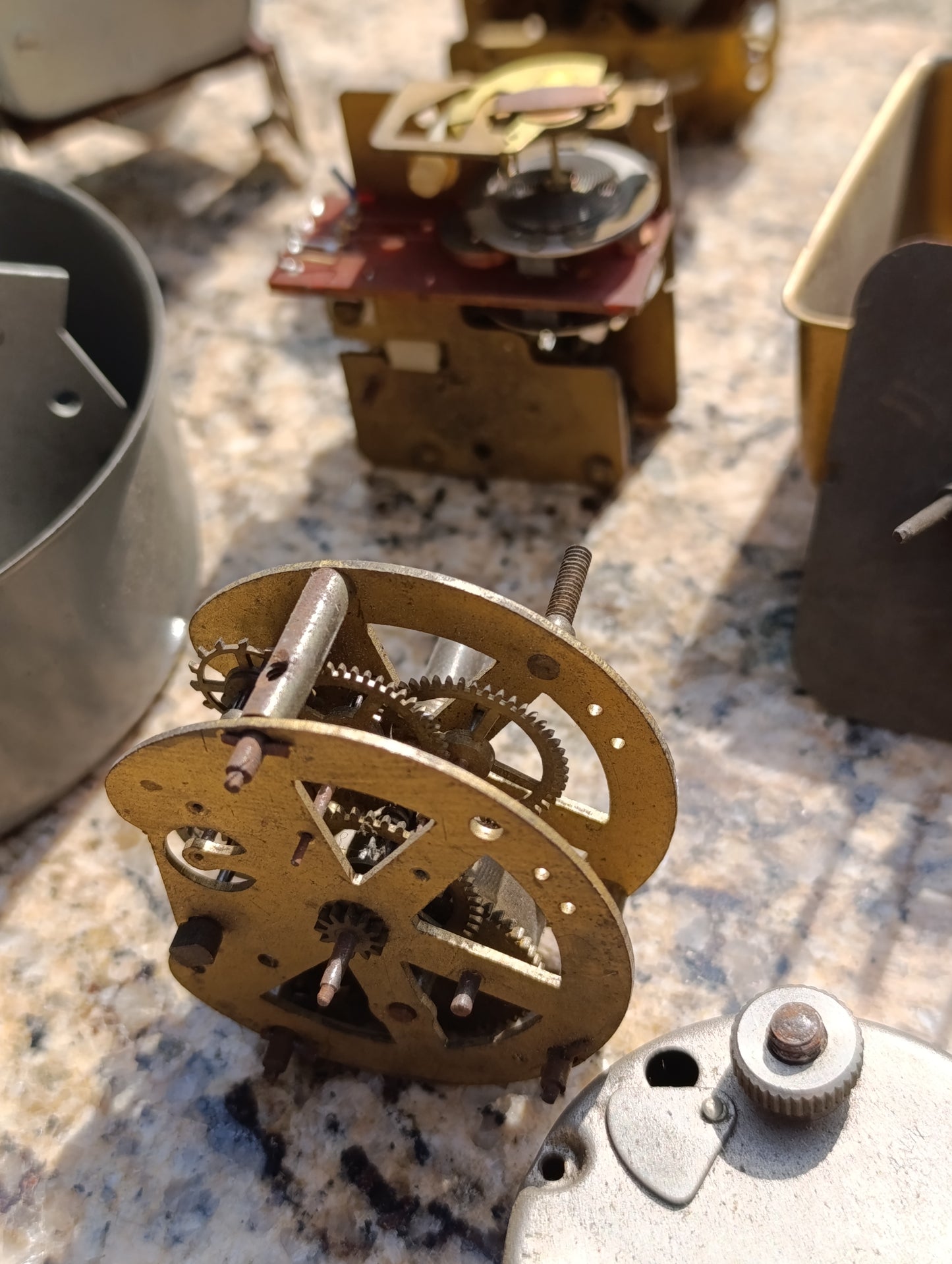 Lot de 7 mécanismes anciens d'horloge et de réveil – Pièces détachées et restauration