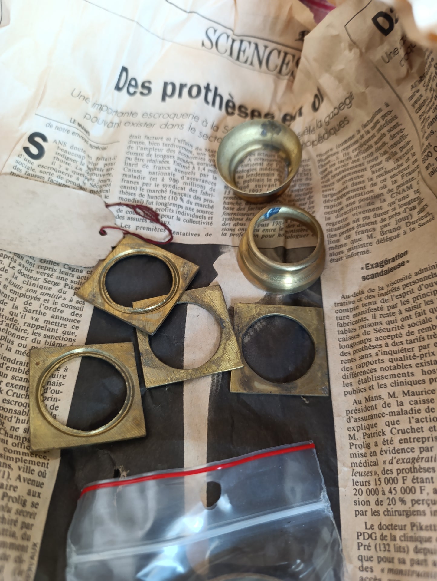 Lot de pièces détachées pour horloge ancienne – Colonnes en bois, cadrans, lunettes, boîtier, mécanisme et accessoires