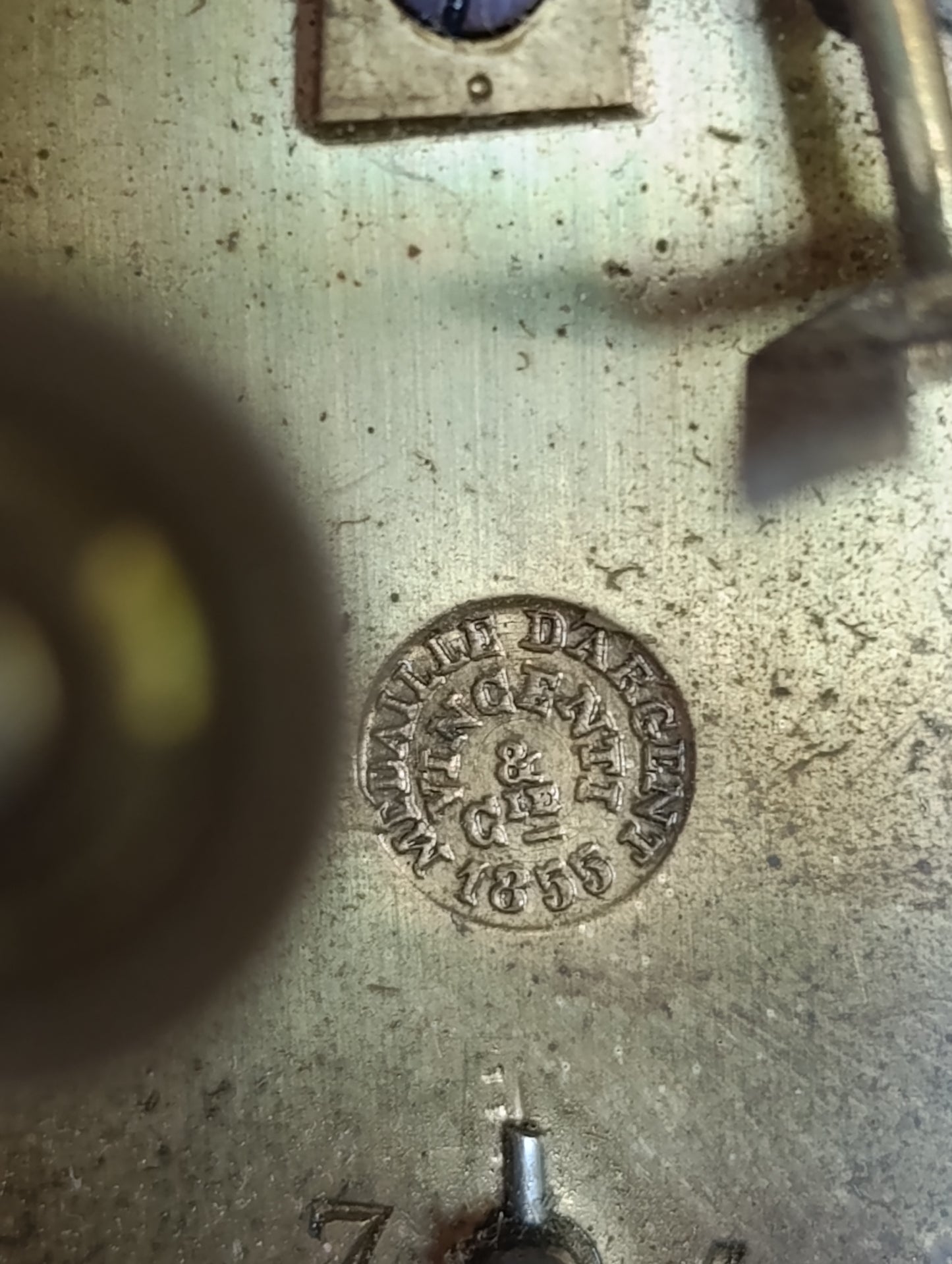 Mouvement d’horloge ancienne Paris à échappement visible – Cadran émaillé Ø 14,2 cm – Vers 1855