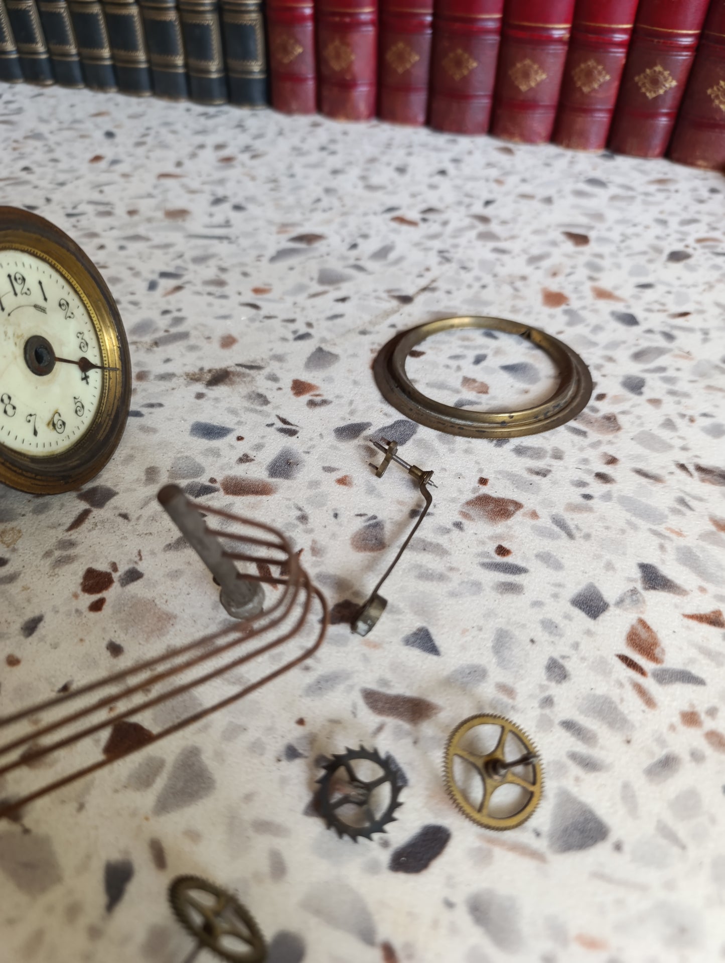 Lot de 2 petits mécanismes d'horloge anciens avec cadrans émaillés et pièces détachées – Pour restauration
