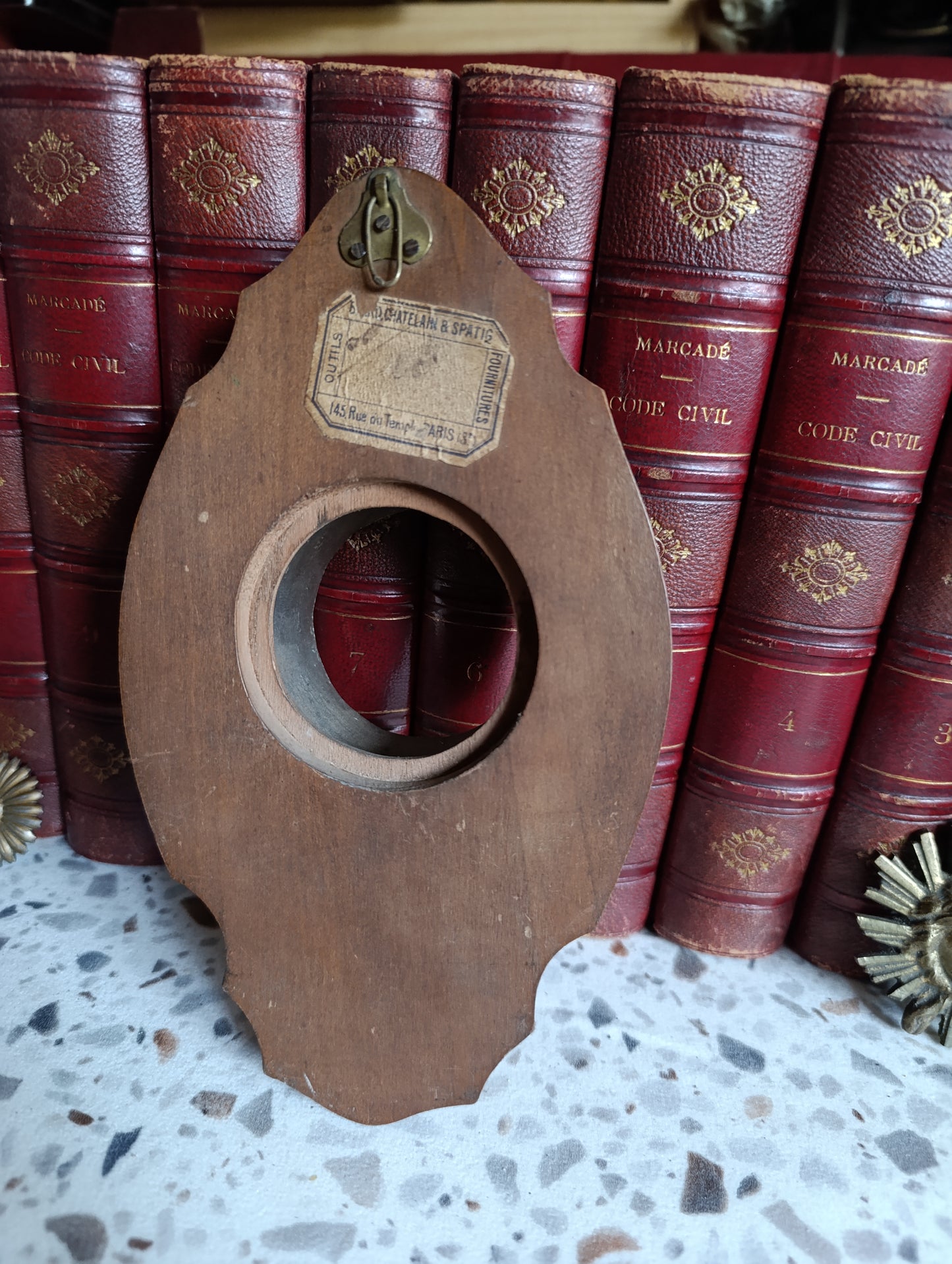 Encadrement ancien en bois pour pendule œil-de-bœuf avec entourage en étain décor Art nouveau