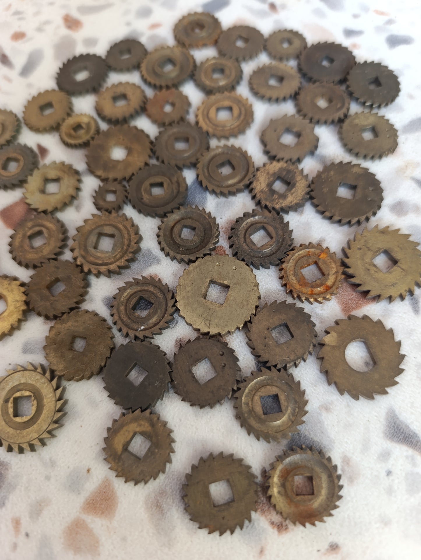 Lot de 51 rochets anciens d'horlogerie en laiton – Pièces détachées pour pendules et horloges