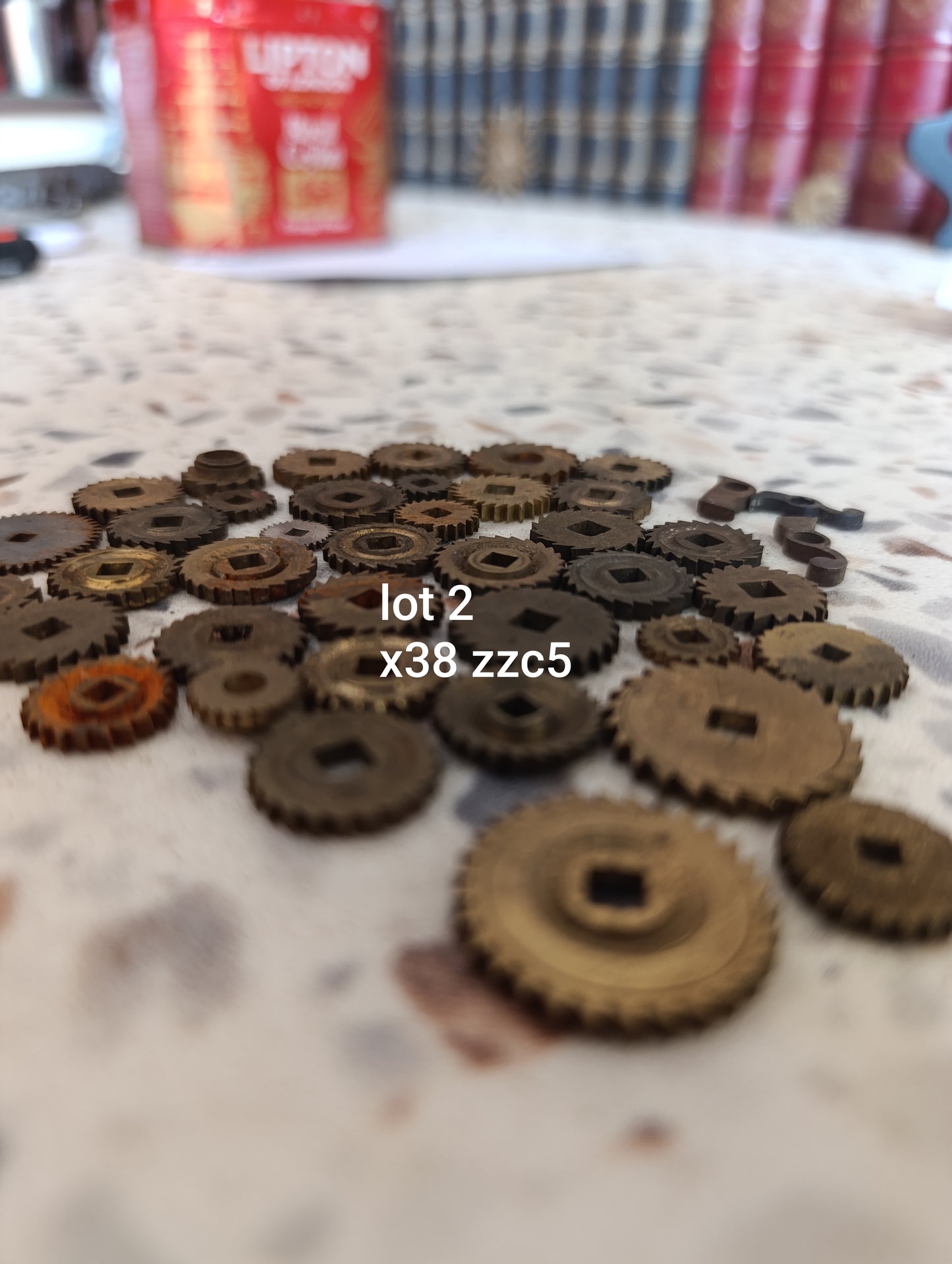 Lot de 38 rochets anciens d'horlogerie en laiton – Pièces détachées pour pendules et horloges