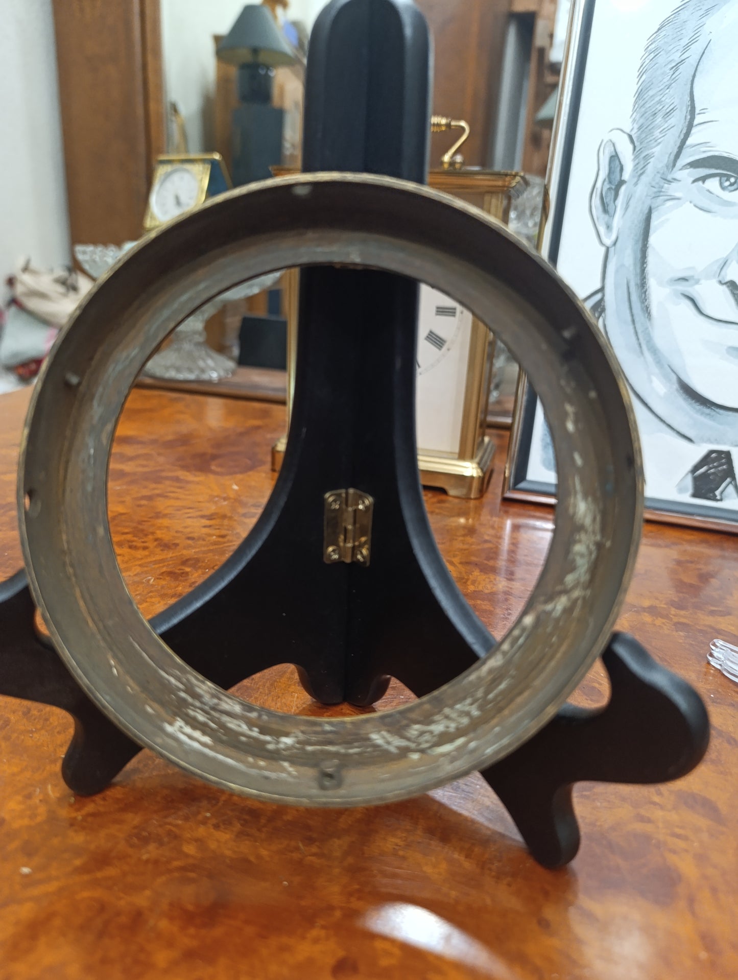 Lunette ancienne en bronze pour pendule de Paris décor coquilles