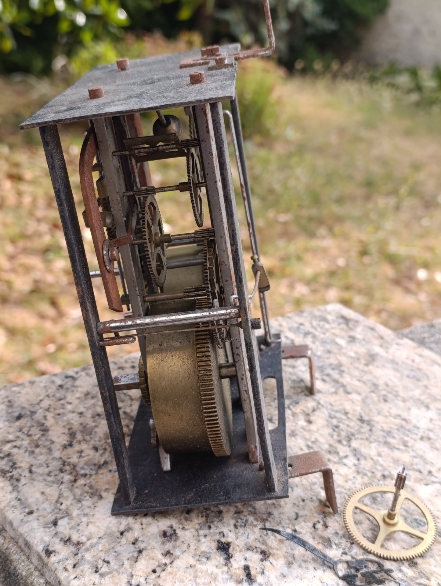 Ancien mouvement de pendule mécanique à deux barillets avec aiguilles – Pour pièces ou restauration