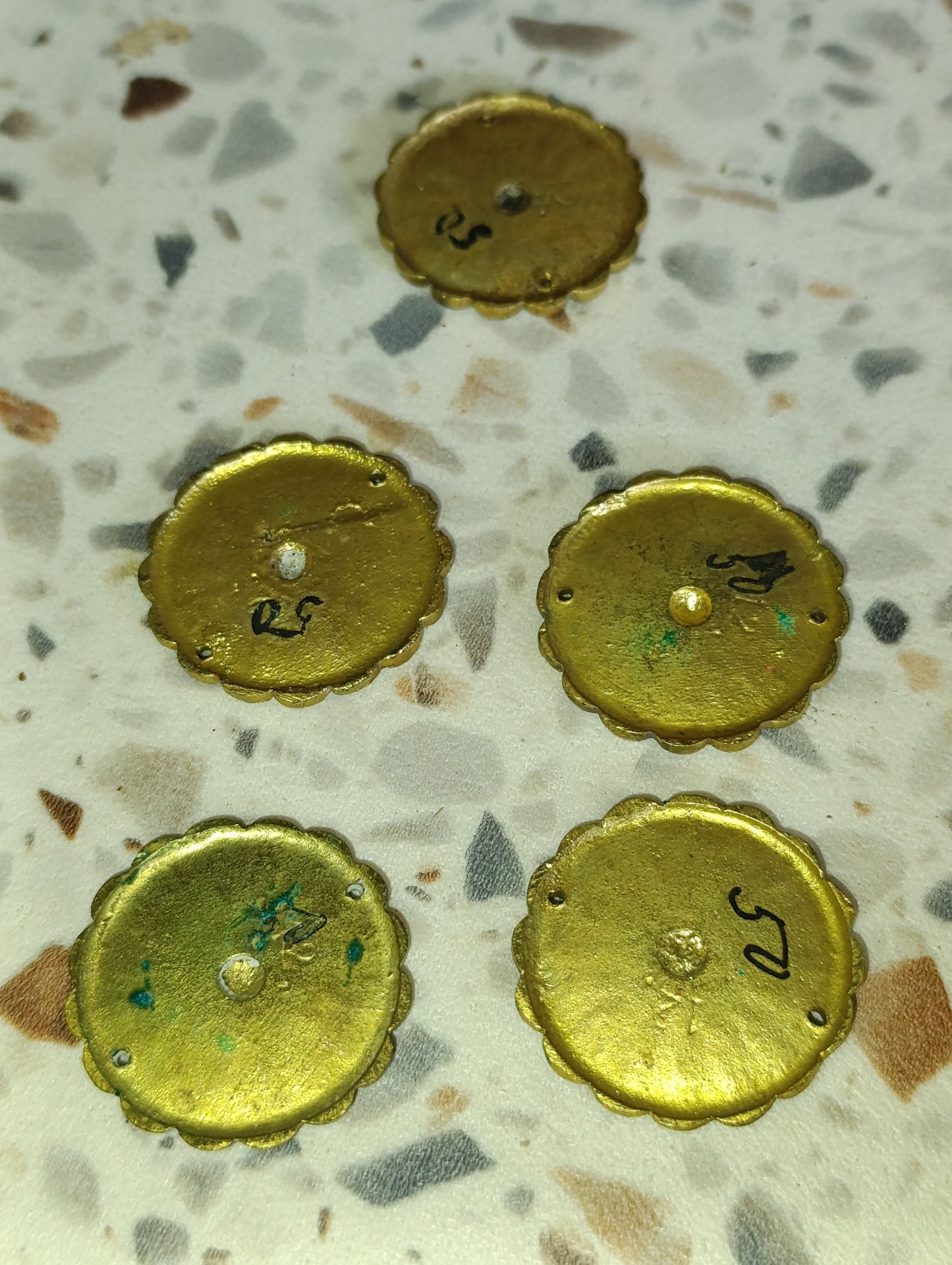 Lot de 5 rosettes décoratives anciennes en laiton doré – Ø 3,5 cm
