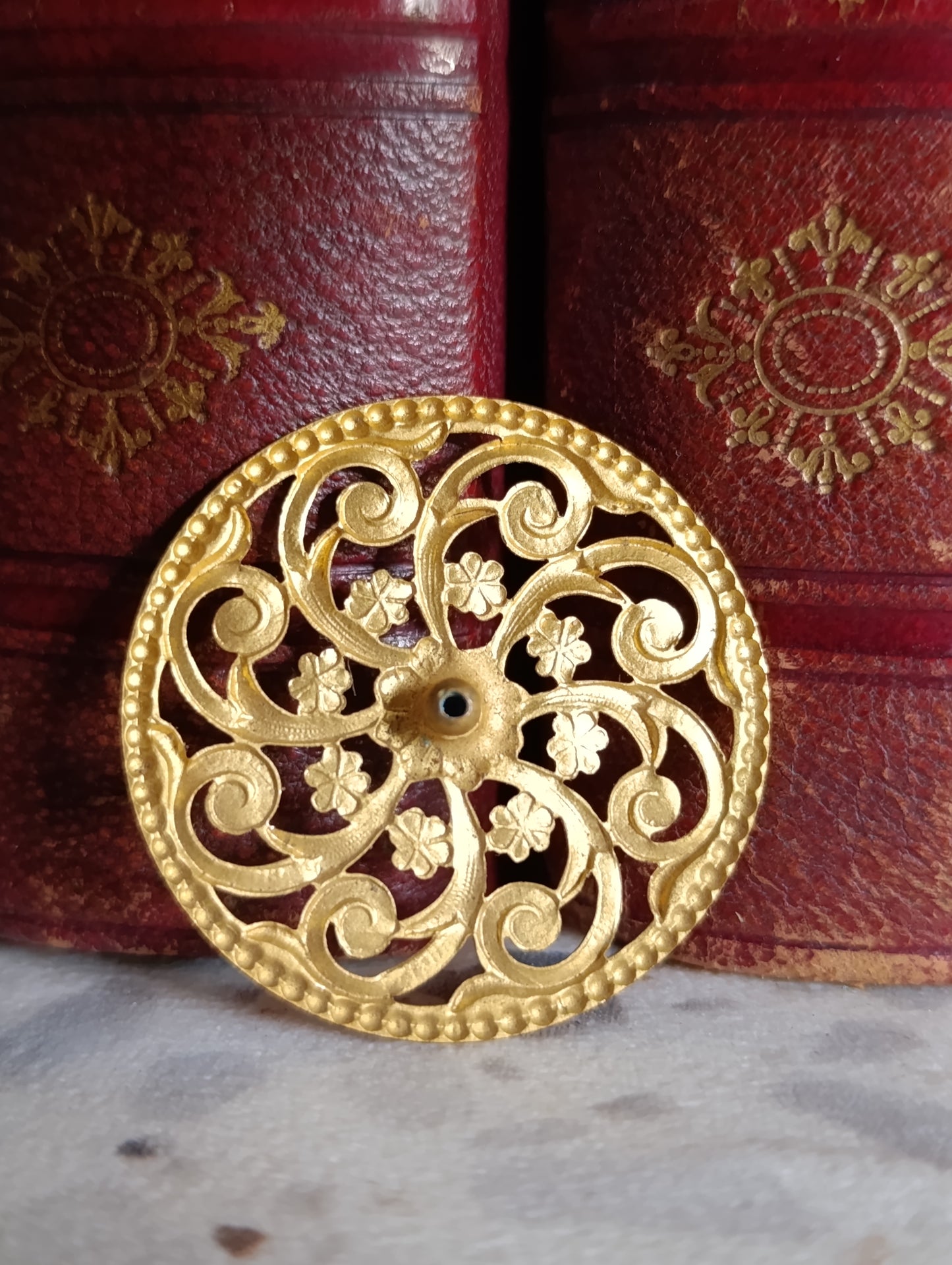 Rosace ornementale ajourée en laiton doré – décor floral – Ø 3,7 cm