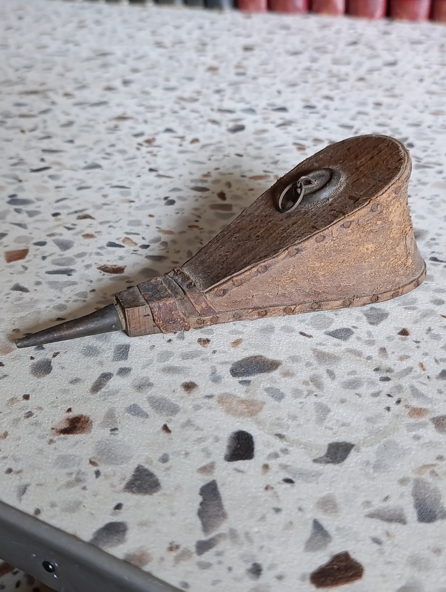 Ancien soufflet d’horloger en bois et cuir avec embout métallique – outil d’atelier