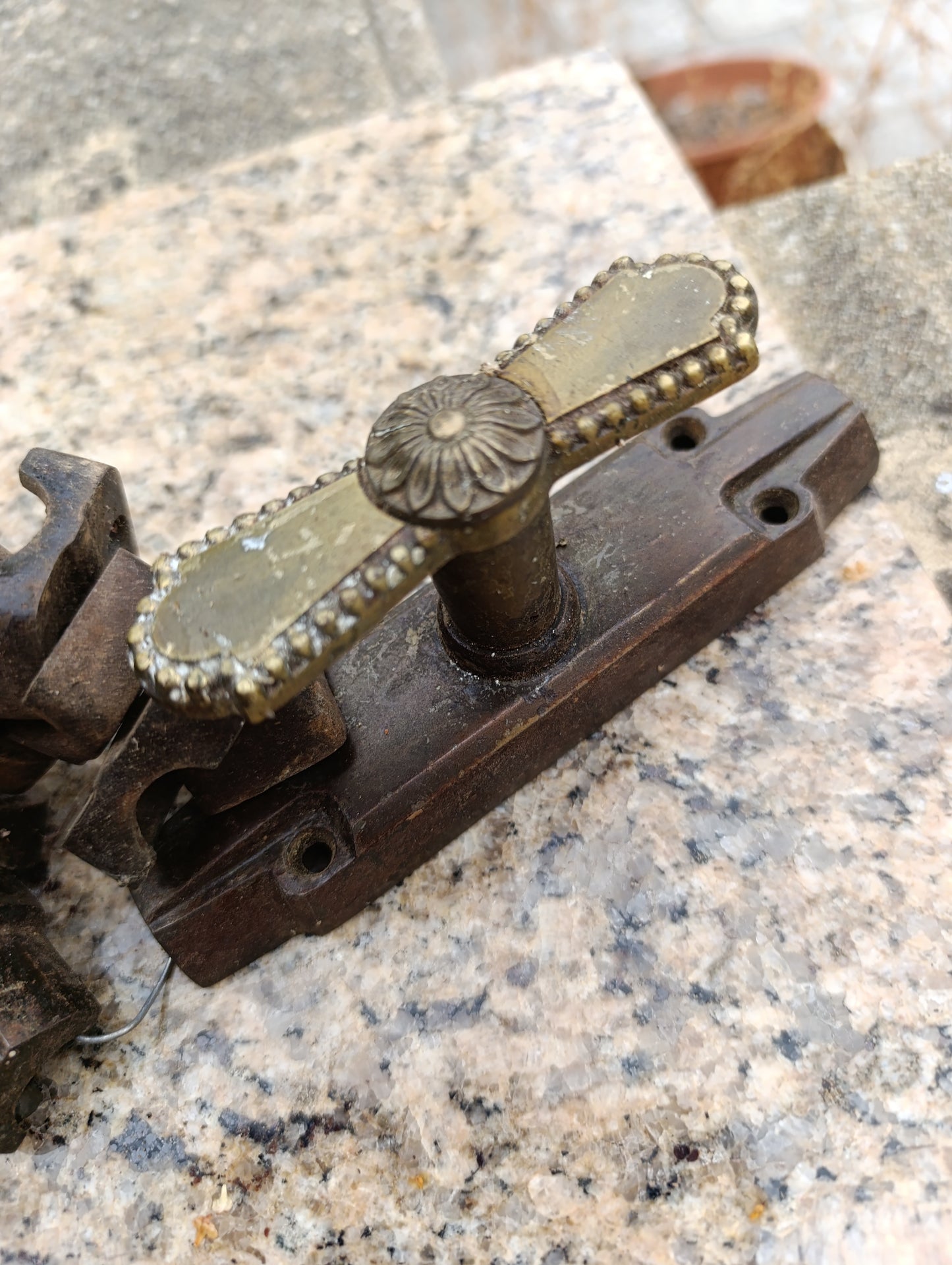 Lot de 2 anciens verrous targettes de porte ou fenêtre à poignées en laiton décoré