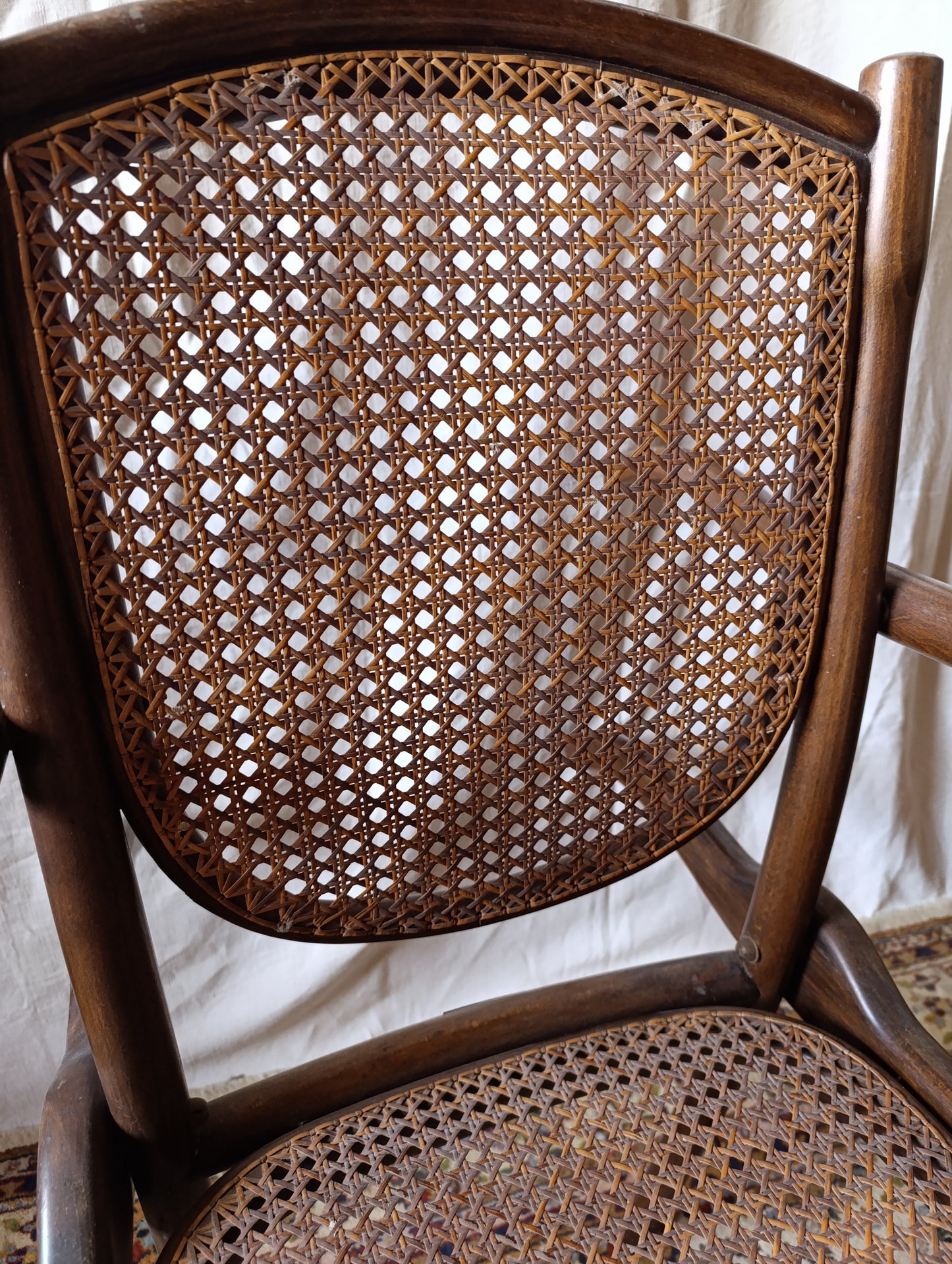 Chaise à porteurs antique en bois et cannage, patine d’origine et bras de portage