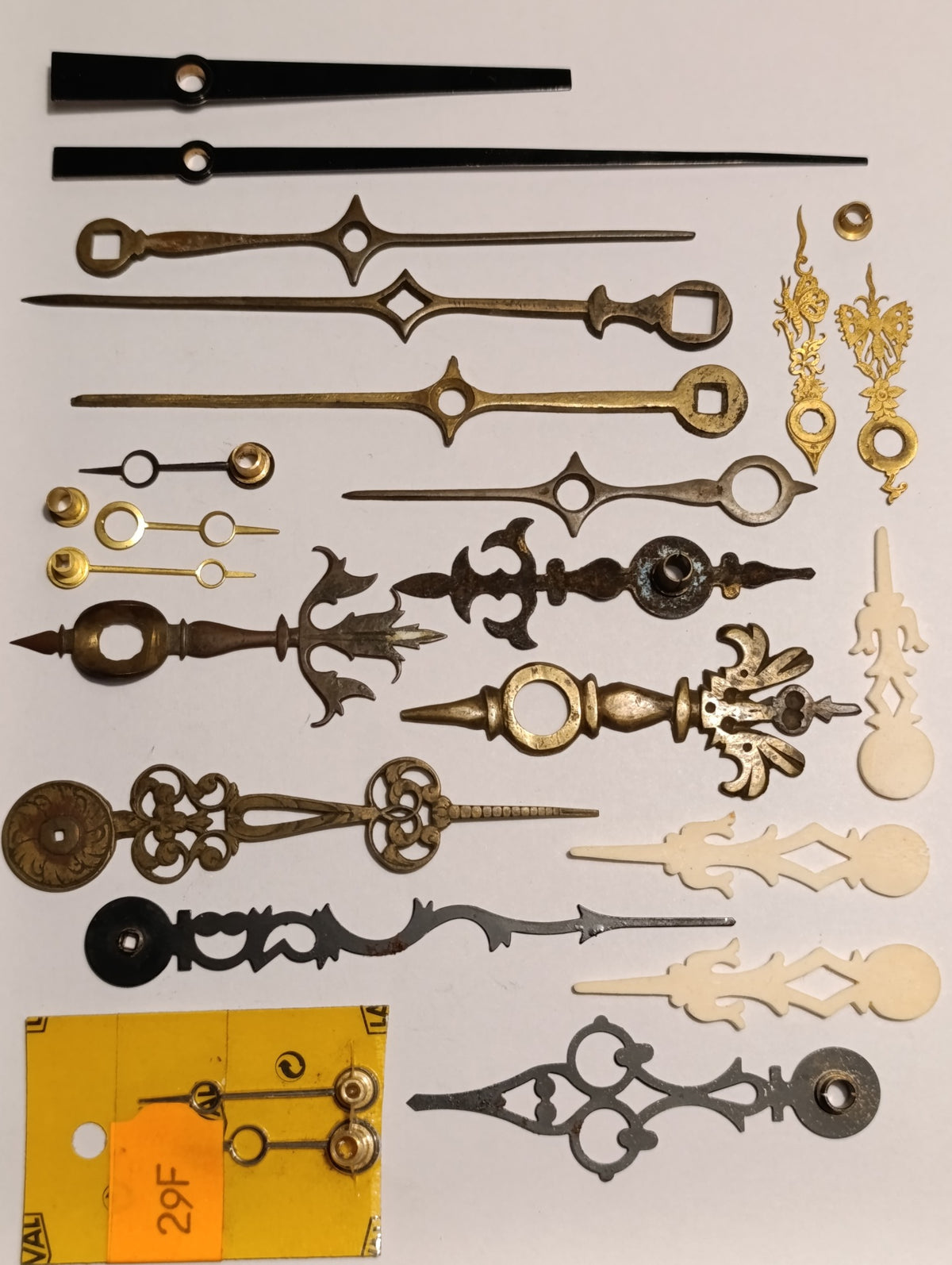 Lot d’aiguilles de pendules assorties – droites, ajourées et ébauches