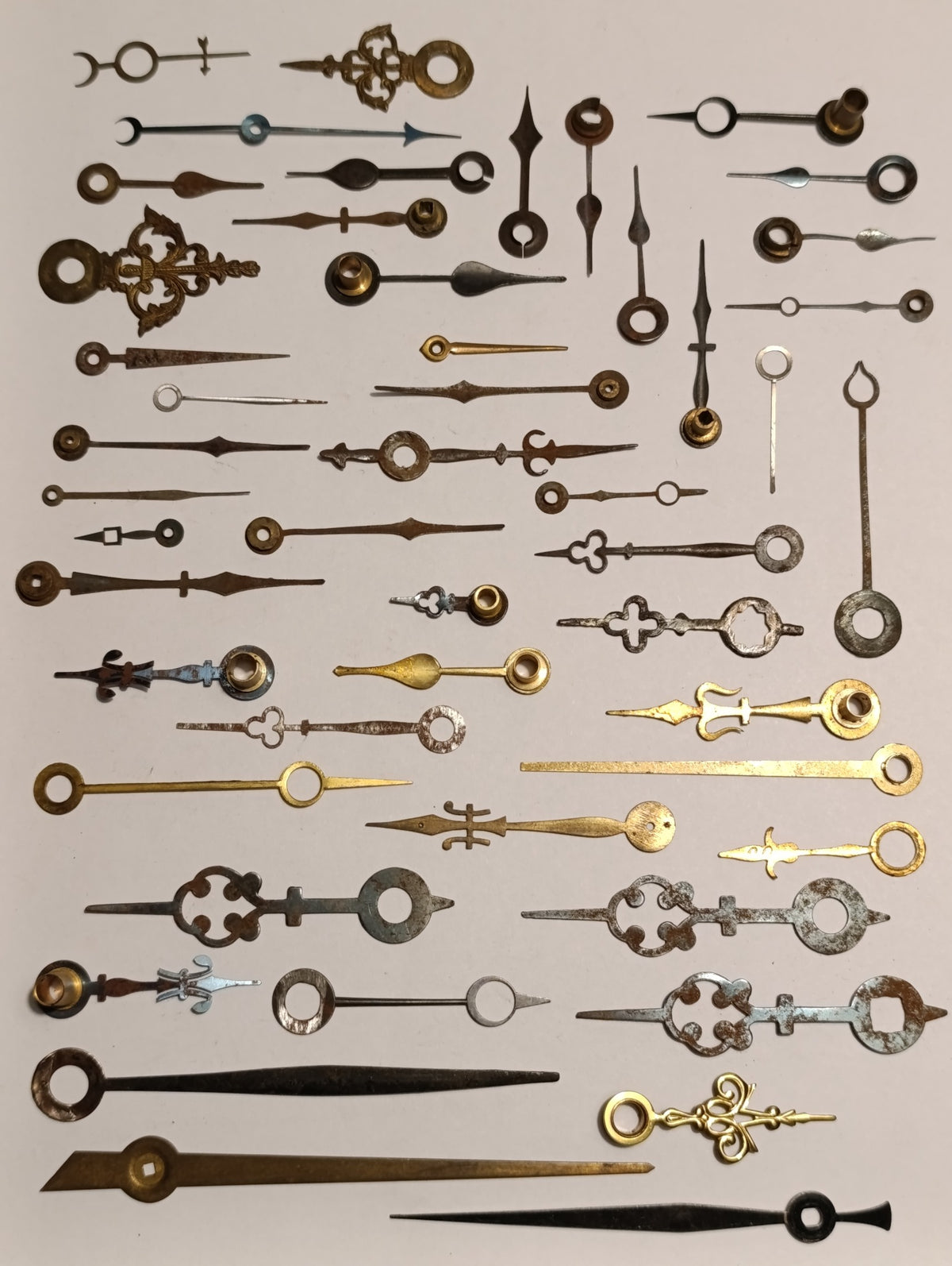 Grand lot d’aiguilles anciennes de pendules – ajourées, trèfles et à œil