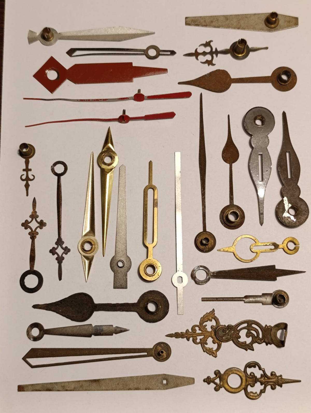 Lot d’aiguilles d’horloges assorties – ajourées, dorées et aiguilles rouges