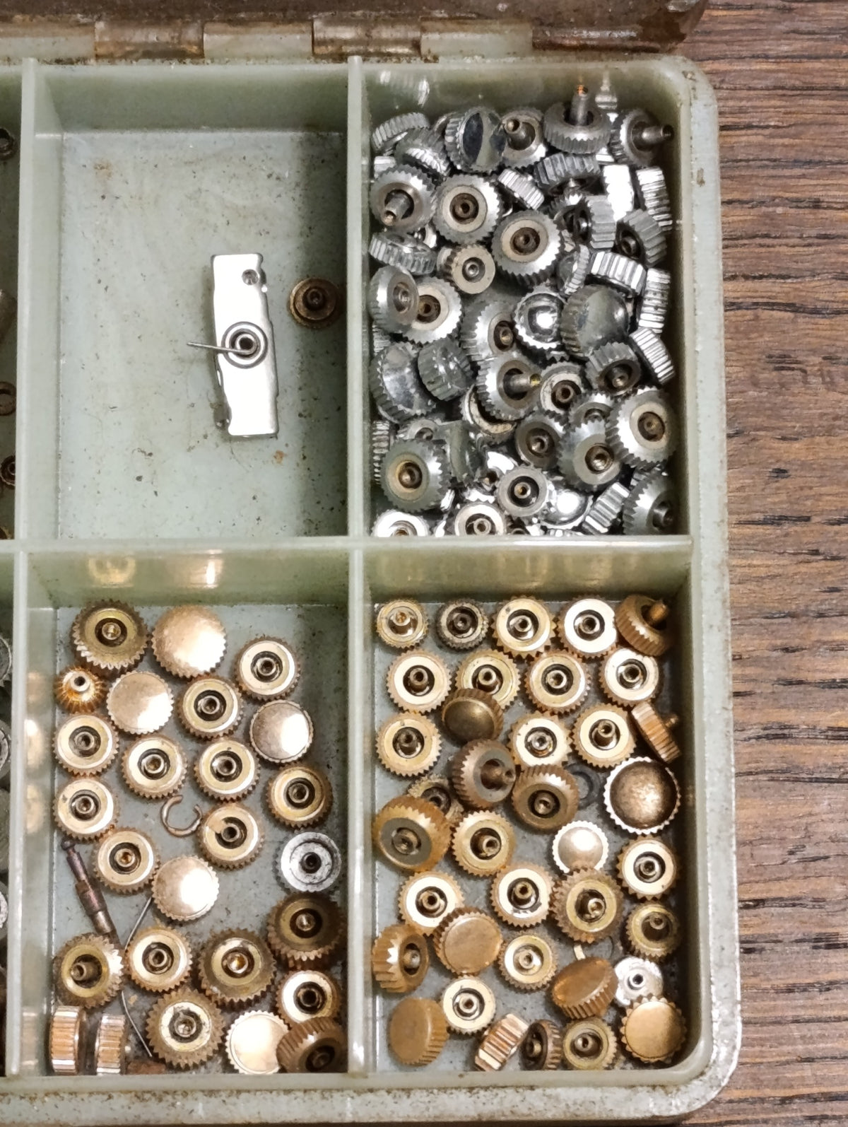 Grand lot de couronnes de montres assorties – boîte à 10 compartiments