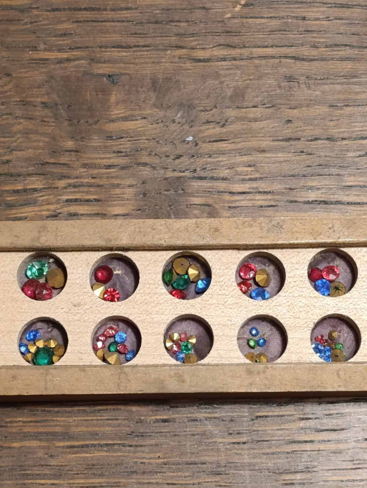 Lot de strass anciens multicolores à dos doré en boîte à 18 cases – vue 3