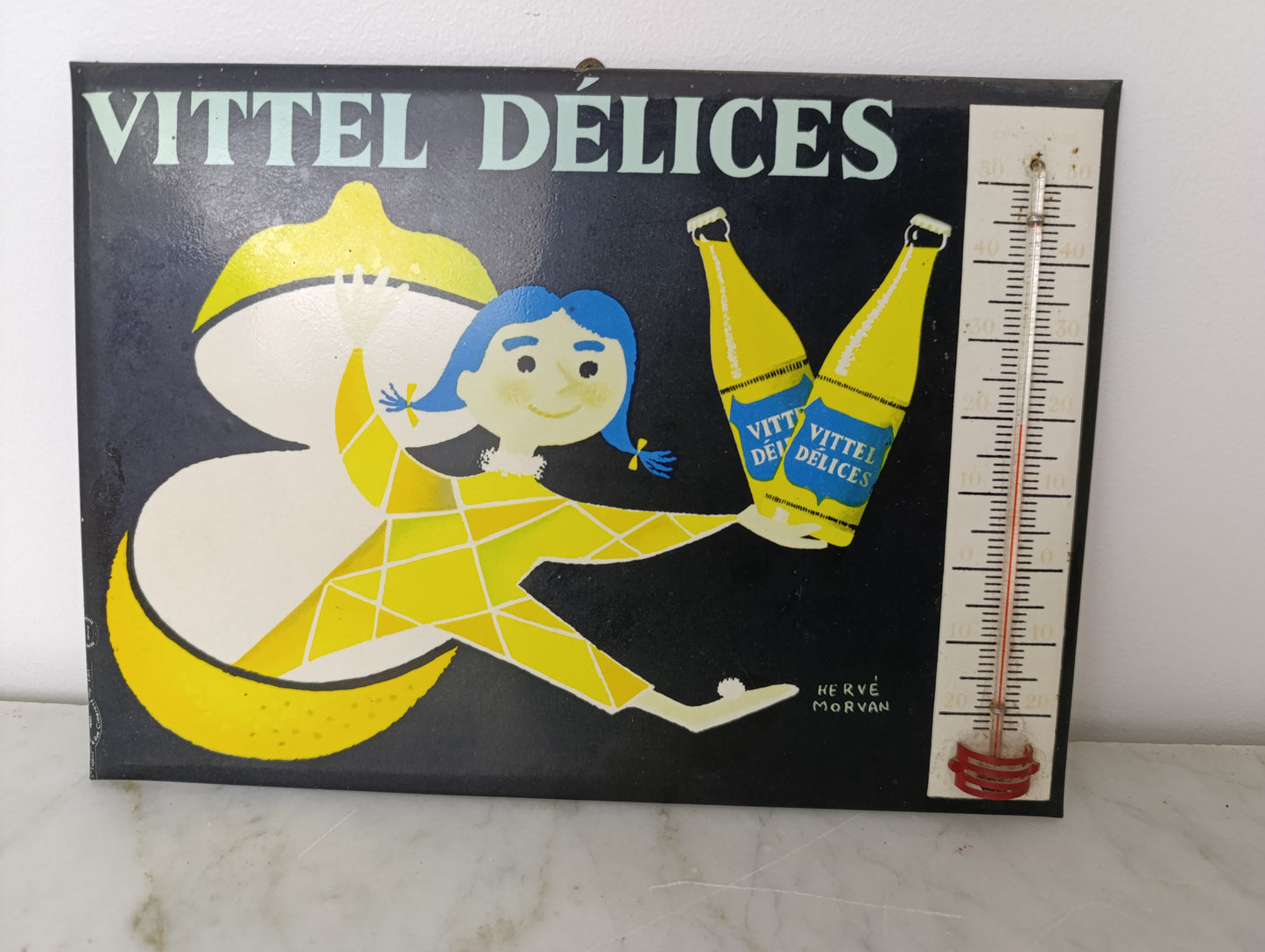 Plaque Publicitaire Vittel Délices – Hervé Morvan – avec Thermomètre – 26 x 19 cm