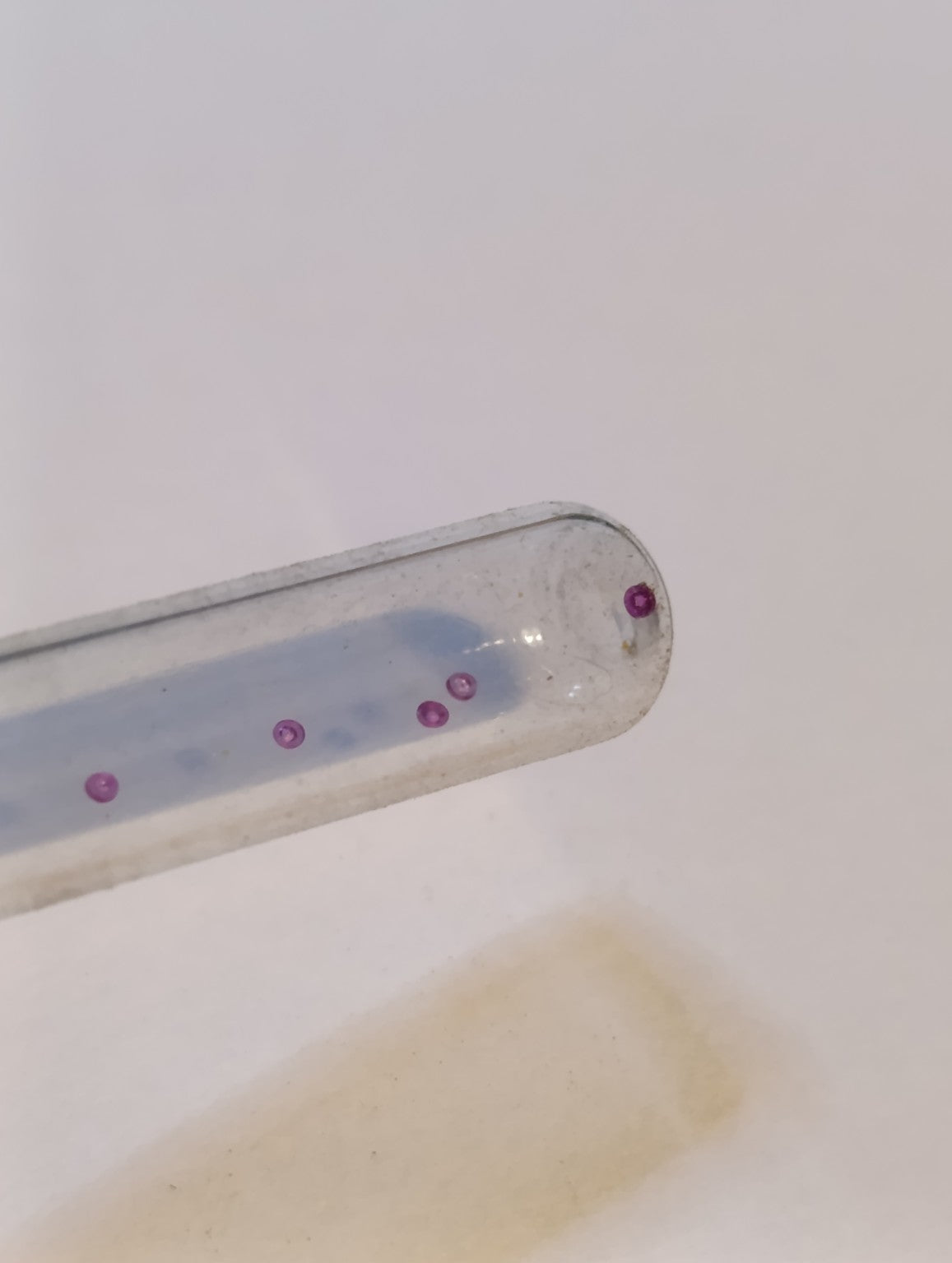 Cinq rubis glaces olivées 9/80 dans leur fiole