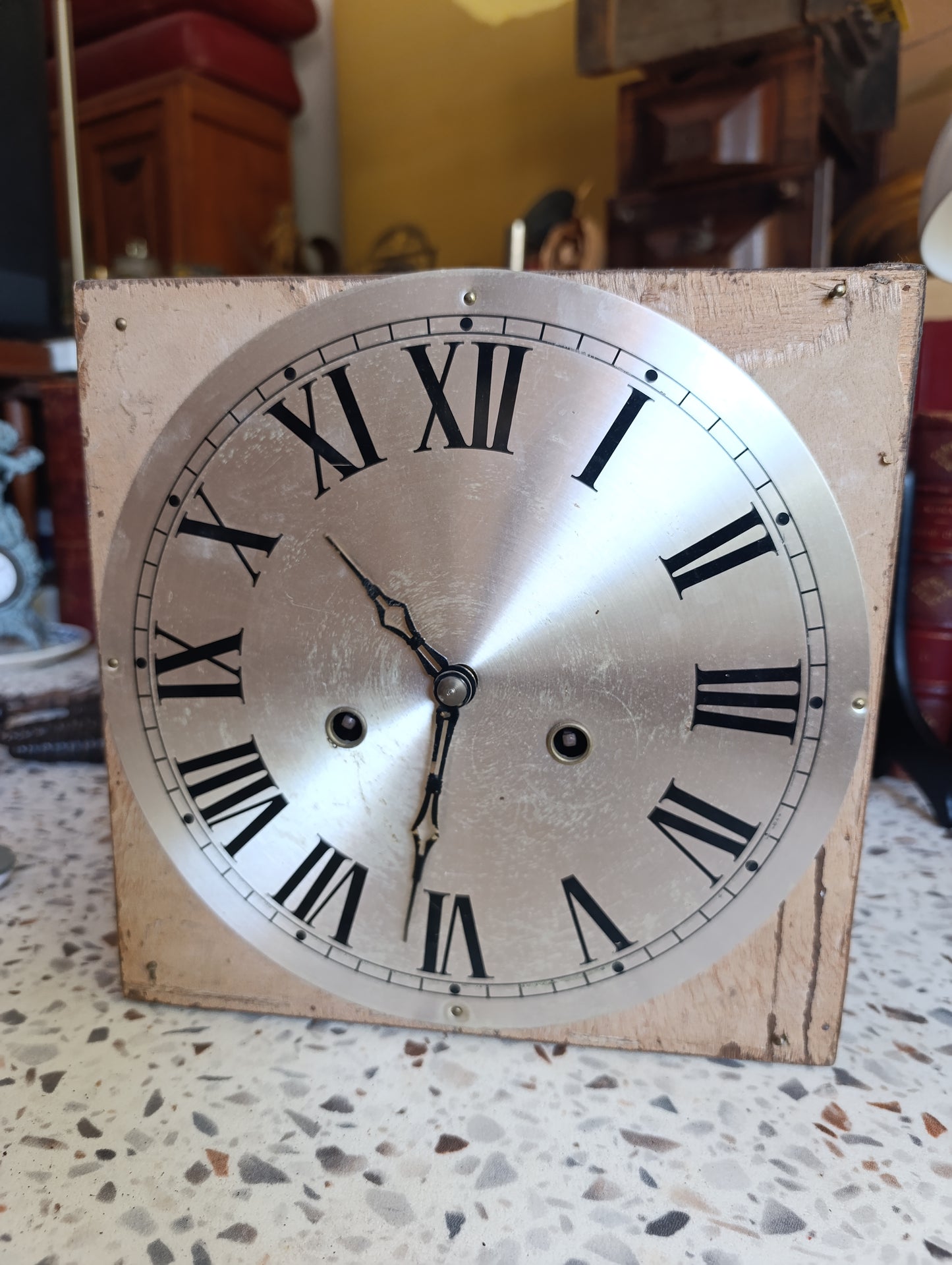 Mouvement d'horloge ancienne avec cadran aluminium chiffres romains et caisse en bois à restaurer